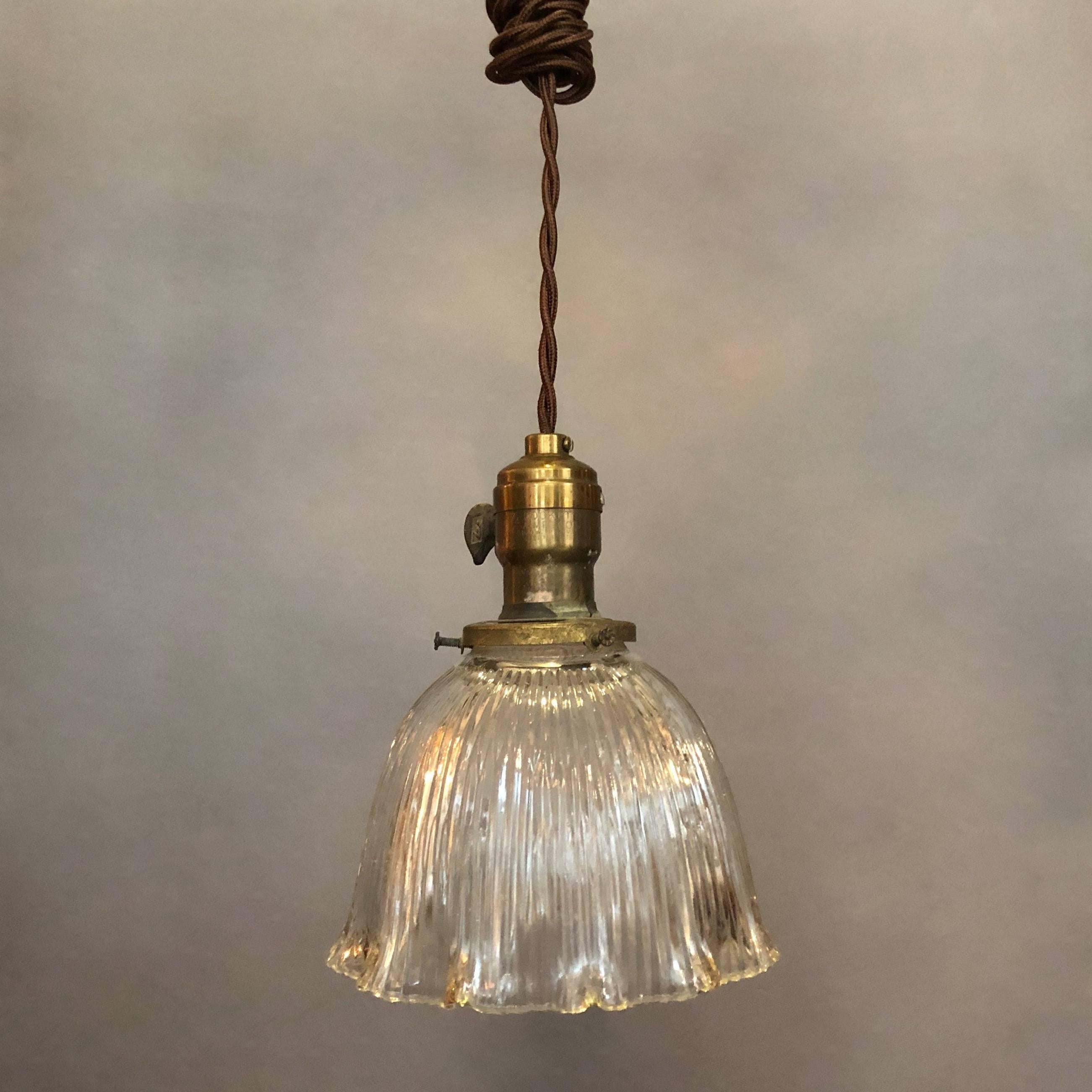 Industriel Lampe à suspension industrielle festonnée prismatique en forme de cloche de Holophane en vente