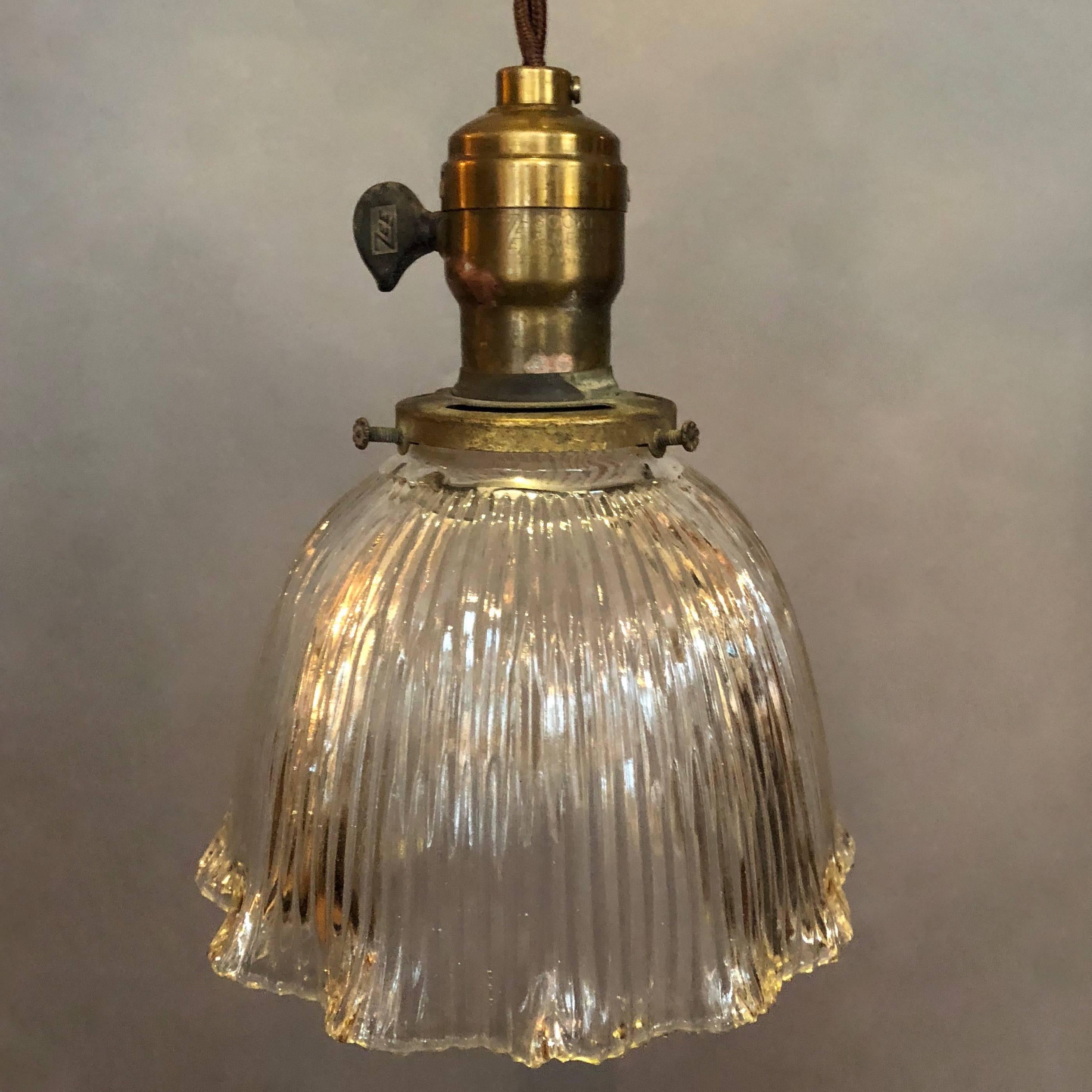 Américain Lampe à suspension industrielle festonnée prismatique en forme de cloche de Holophane en vente