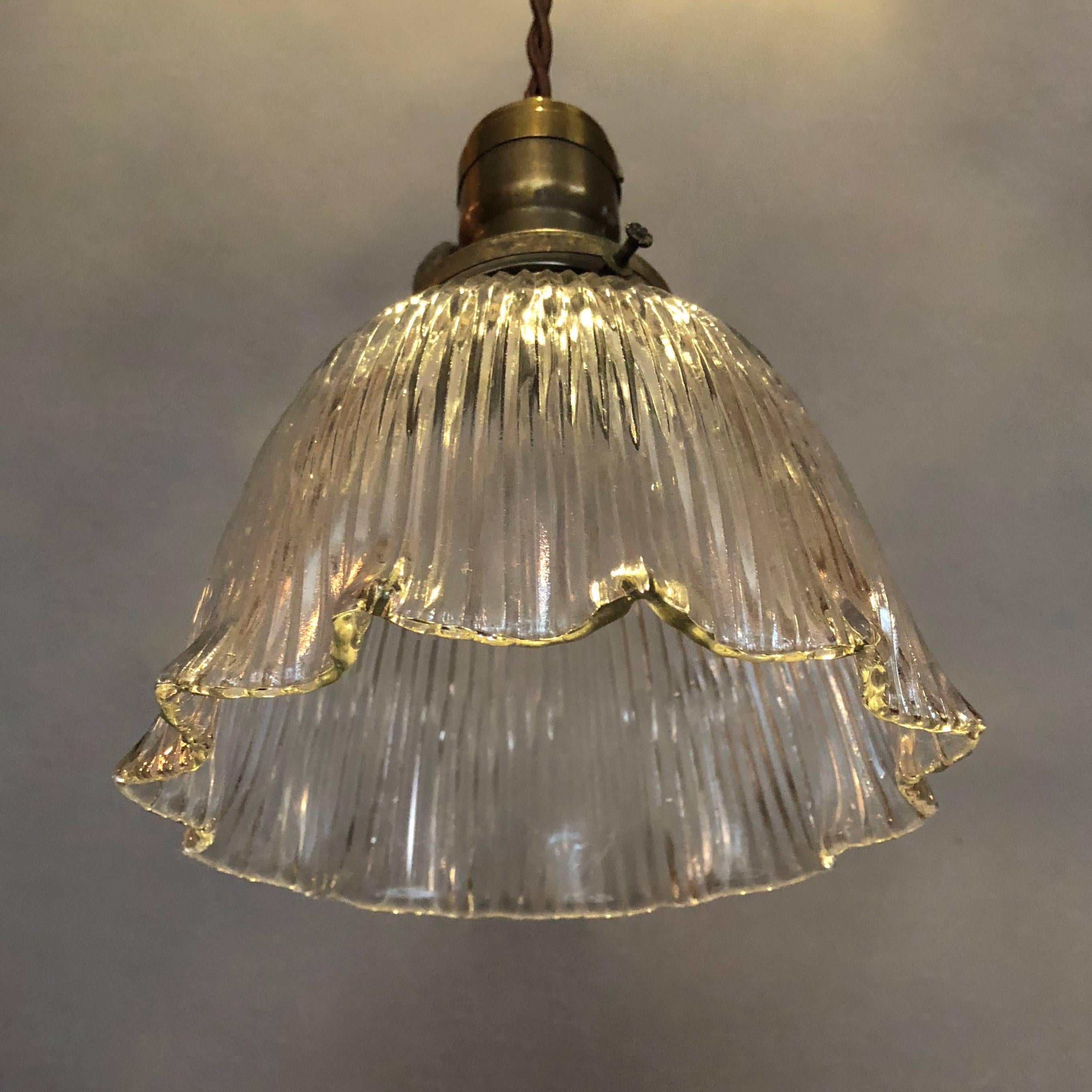 Lampada a sospensione industriale a campana olofanica smerlata e prismatica In condizioni buone in vendita a Brooklyn, NY