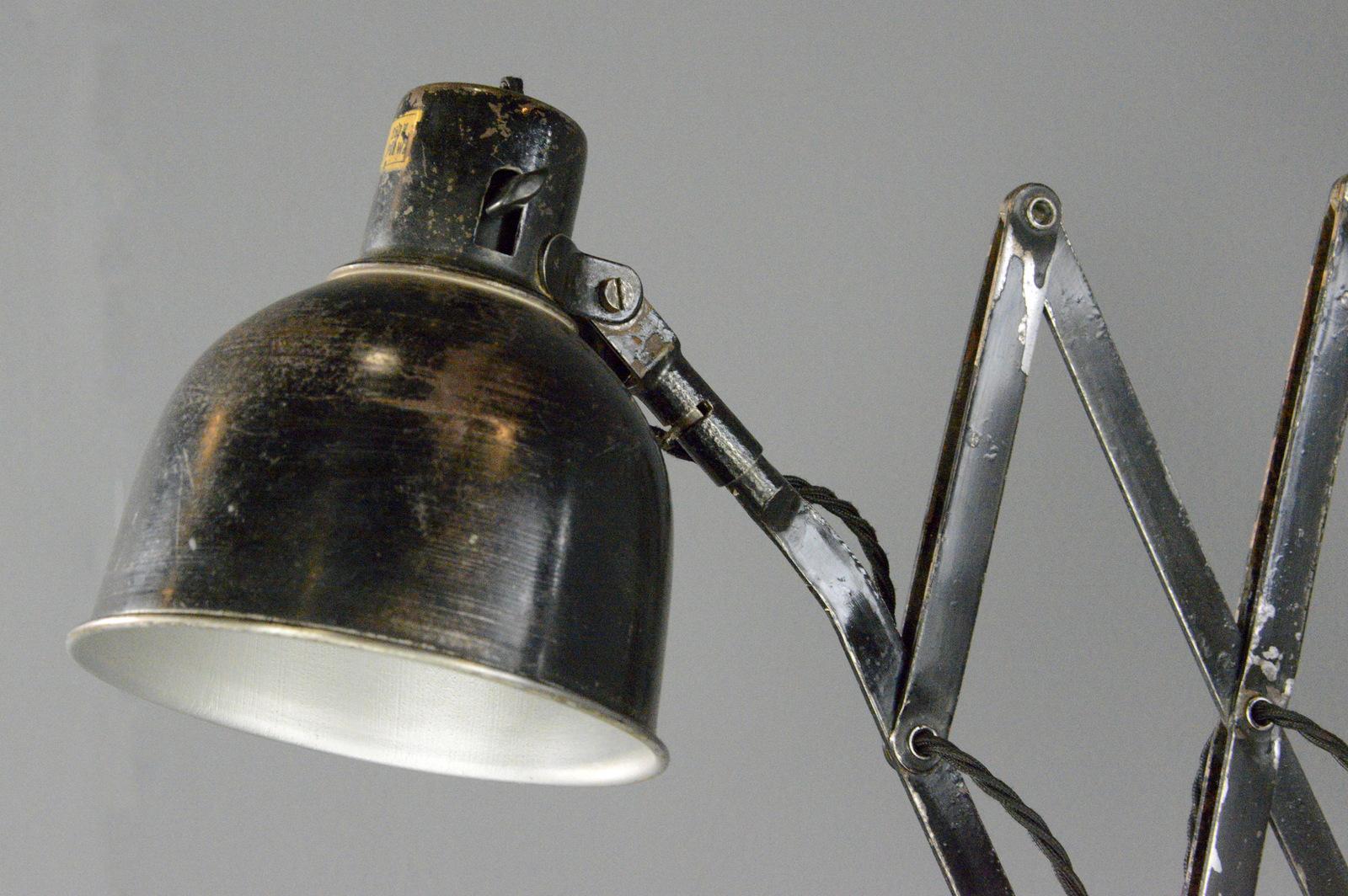 Lampe à ciseaux industrielle par PeHaWe Circa 1930s

- Grand ciseau extensible
- Convient aux ampoules E27
- Interrupteur à bascule marche/arrêt d'origine sur l'abat-jour
- Fabriqué par PeHaWe, Dresde
- Allemand ~ années 1930
- S'étend jusqu'à 120