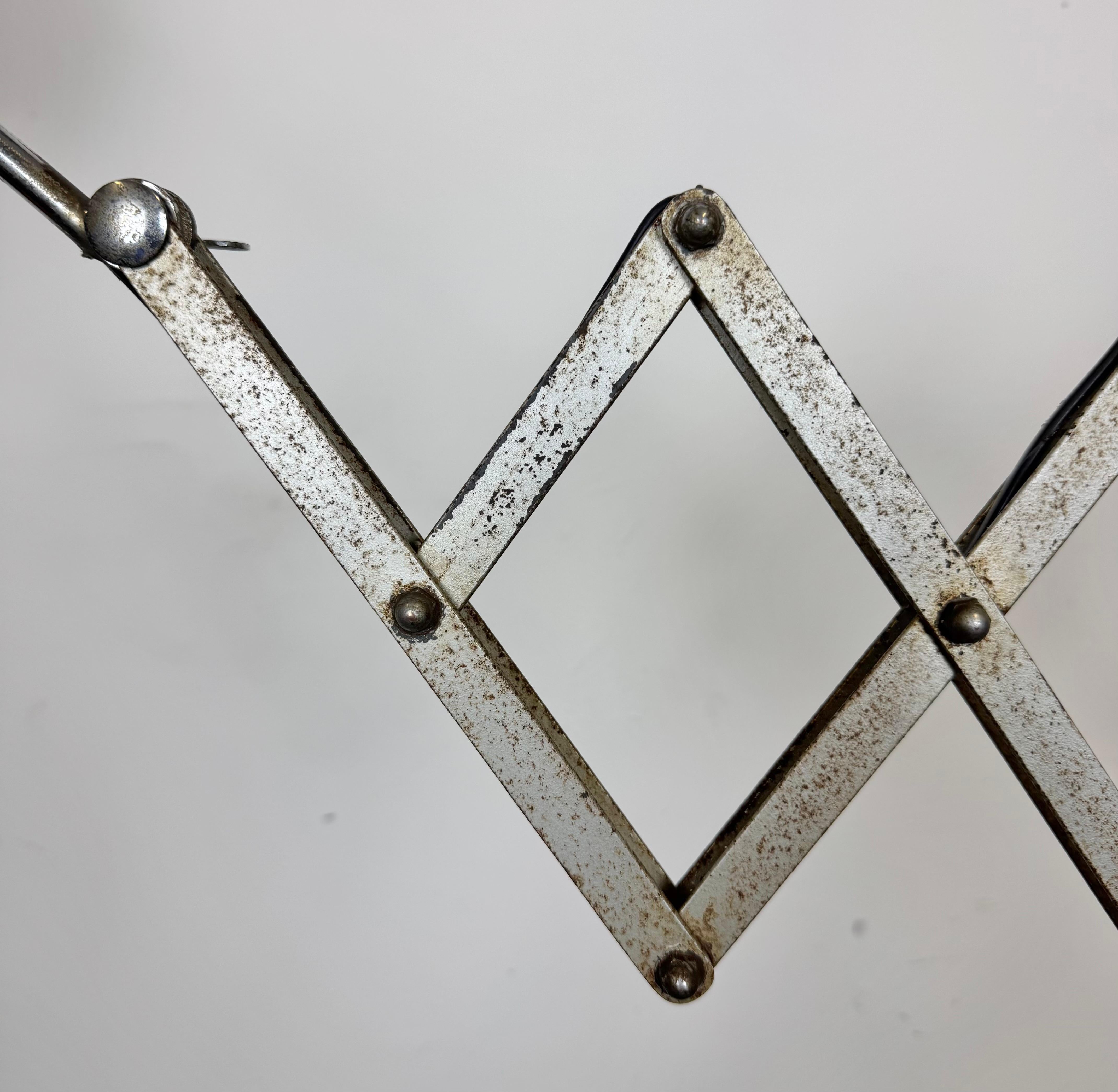 Lampe murale industrielle à ciseaux, années 1950 en vente 5