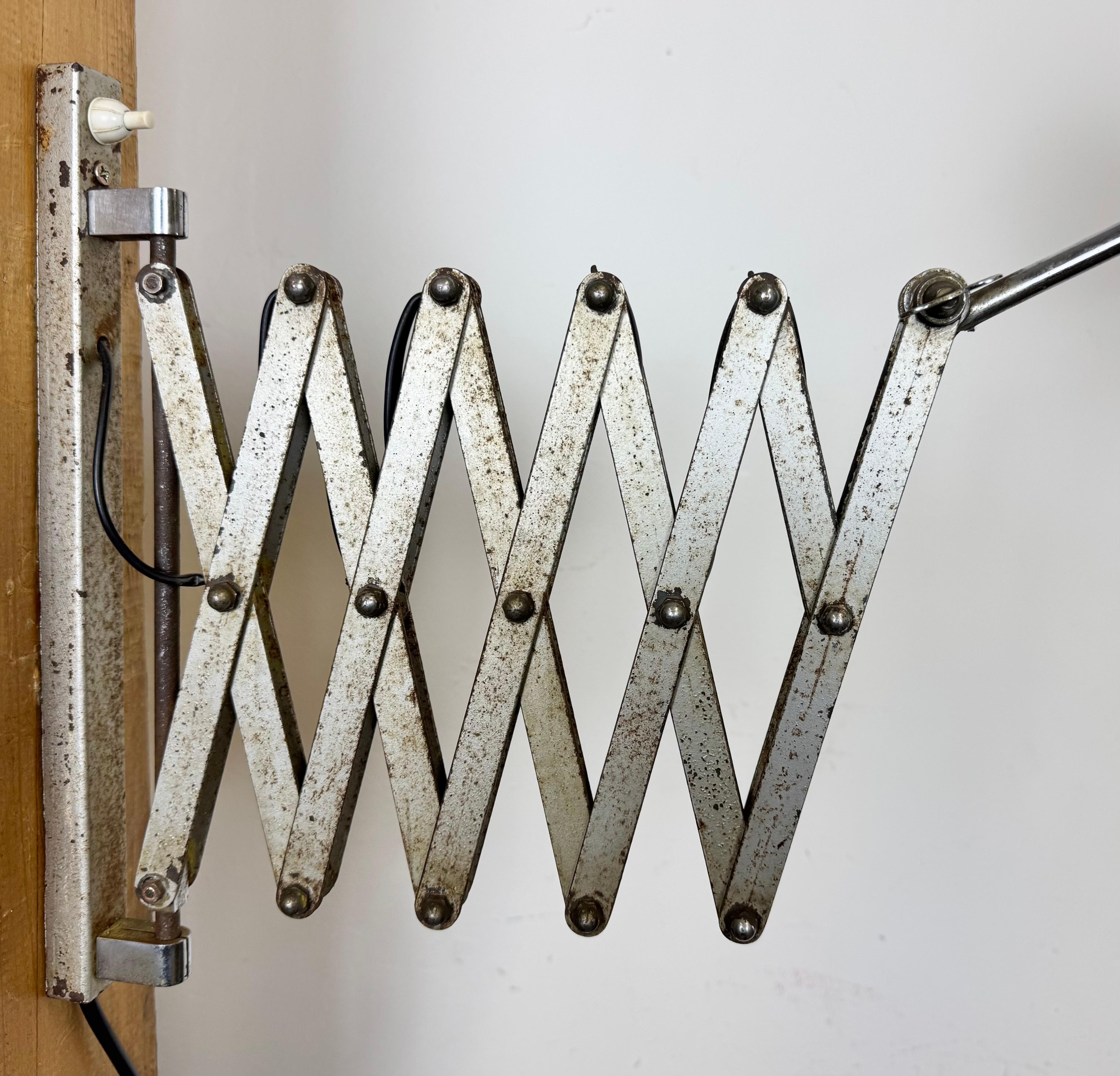 Lampe murale industrielle à ciseaux, années 1950 en vente 8