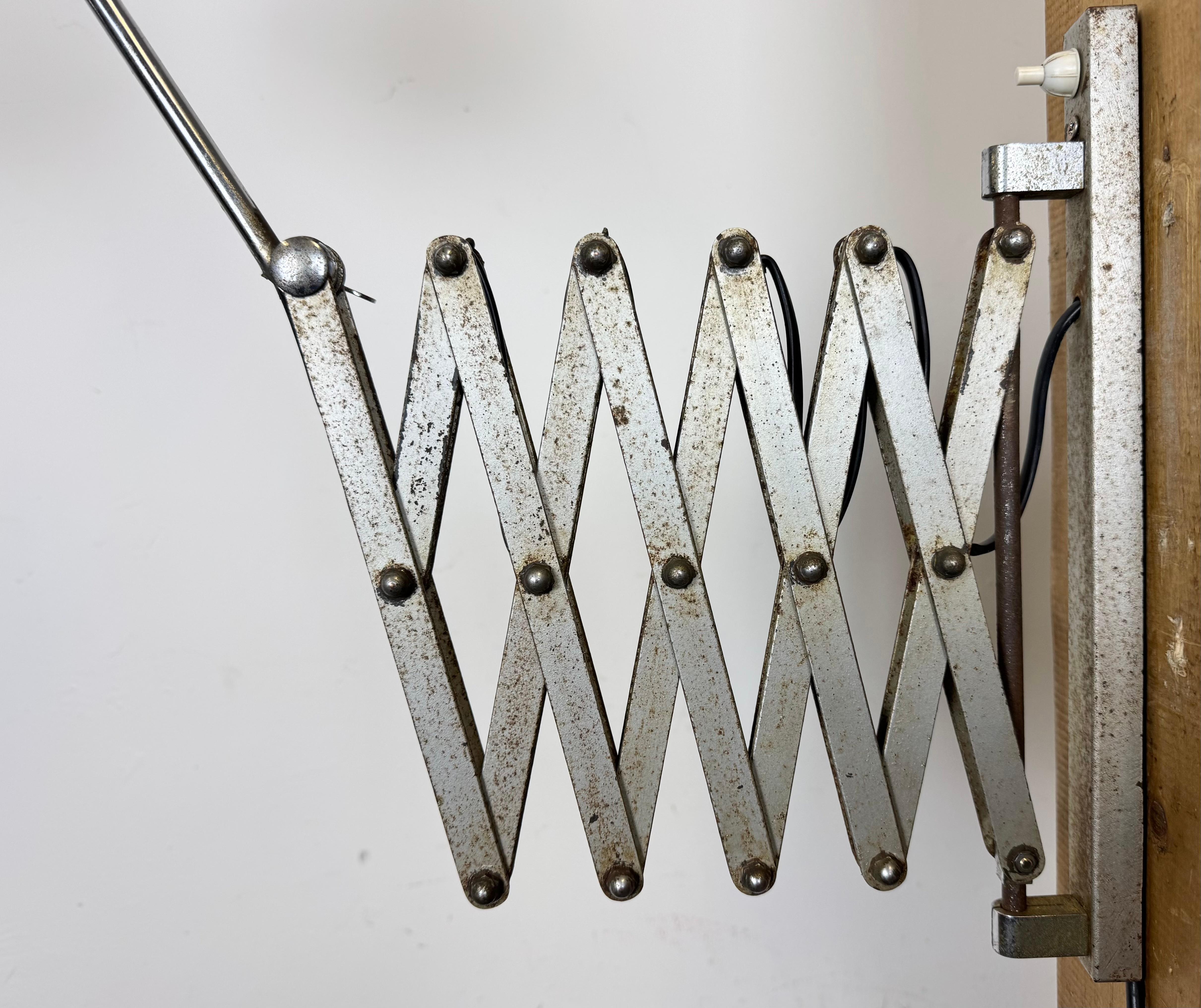 20ième siècle Lampe murale industrielle à ciseaux, années 1950 en vente