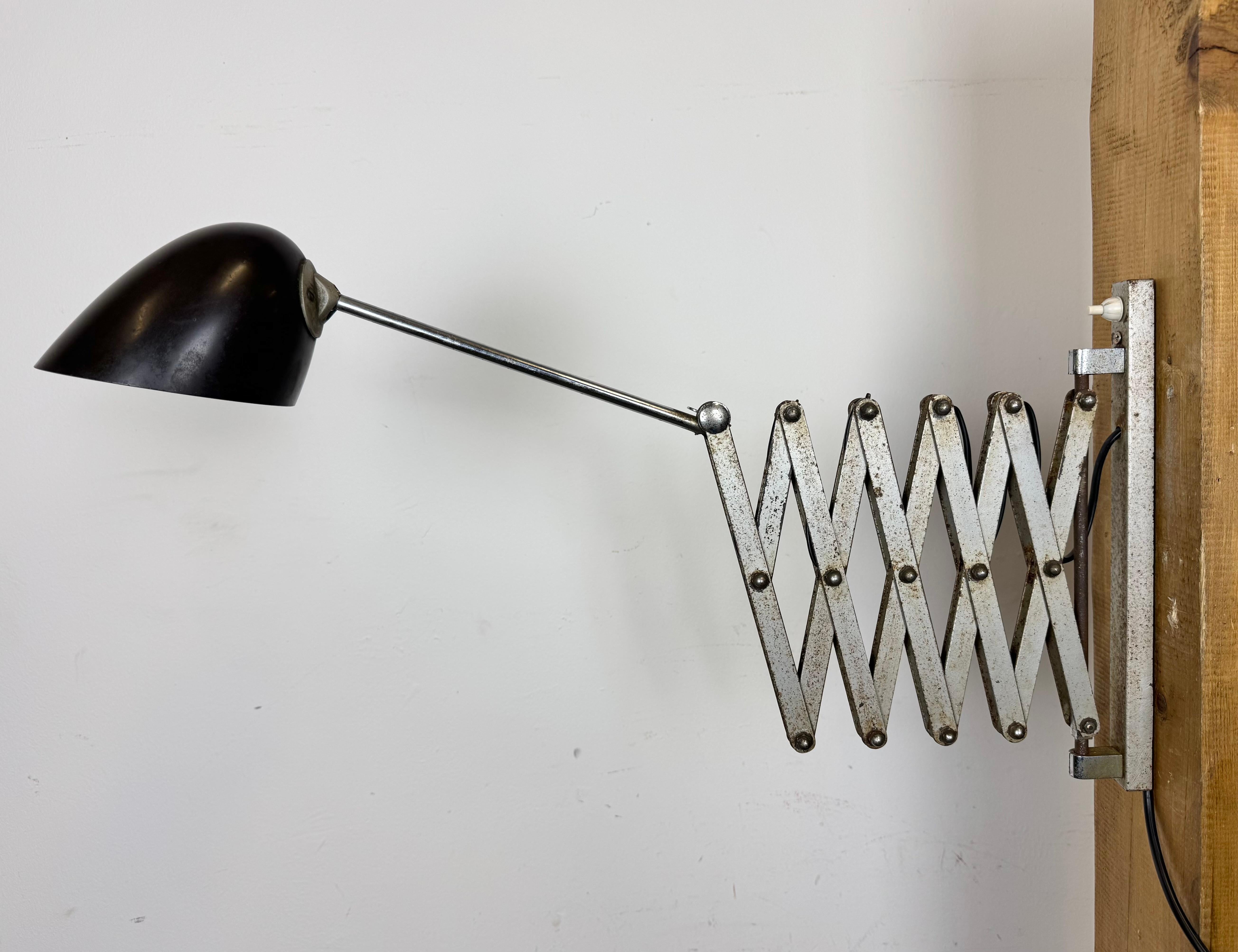 Lampe murale industrielle à ciseaux, années 1950 en vente 2