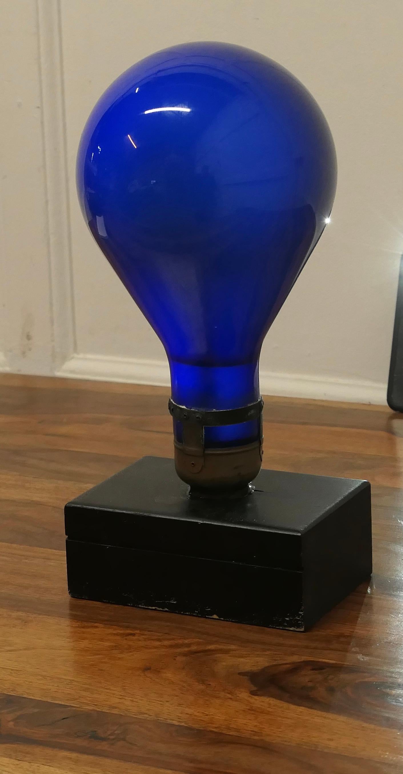 Verre d'art Sculpture industrielle réalisée à partir d'une ampoule américaine ancienne en vente