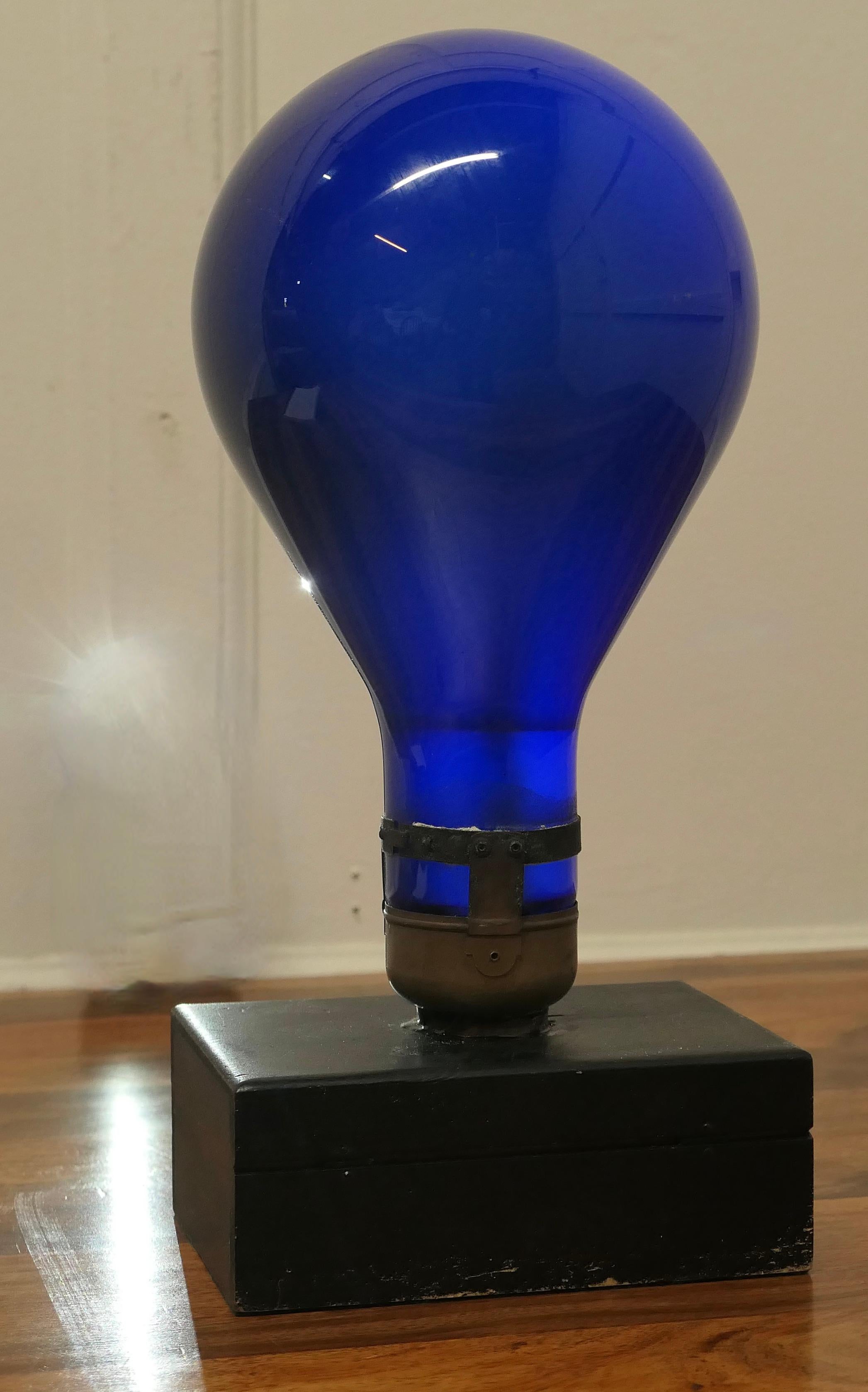 Sculpture industrielle réalisée à partir d'une ampoule américaine ancienne en vente 1