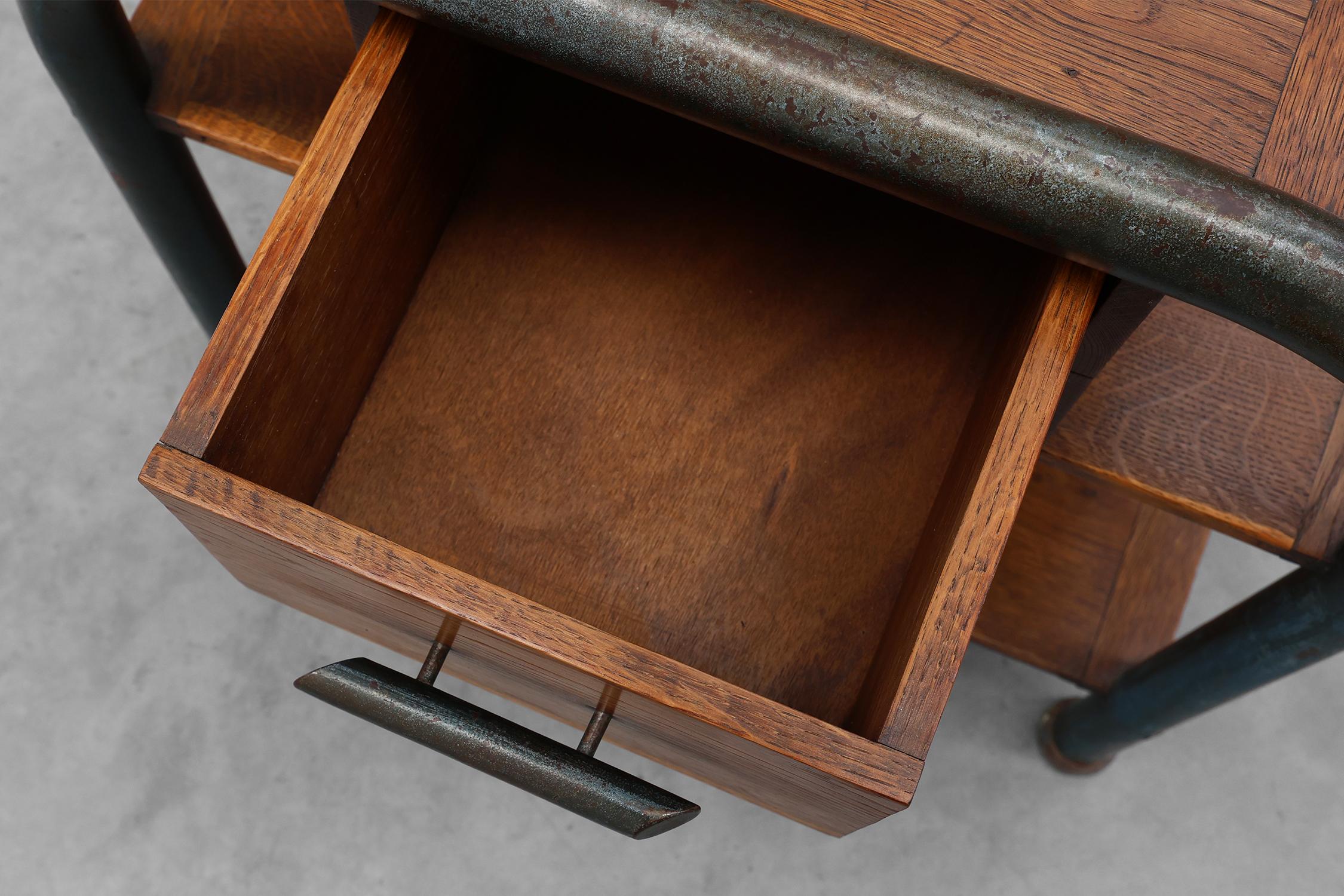 Table d'appoint ou de nuit industrielle dans le style Bauhaus, Belgique vers 1910 en vente 4