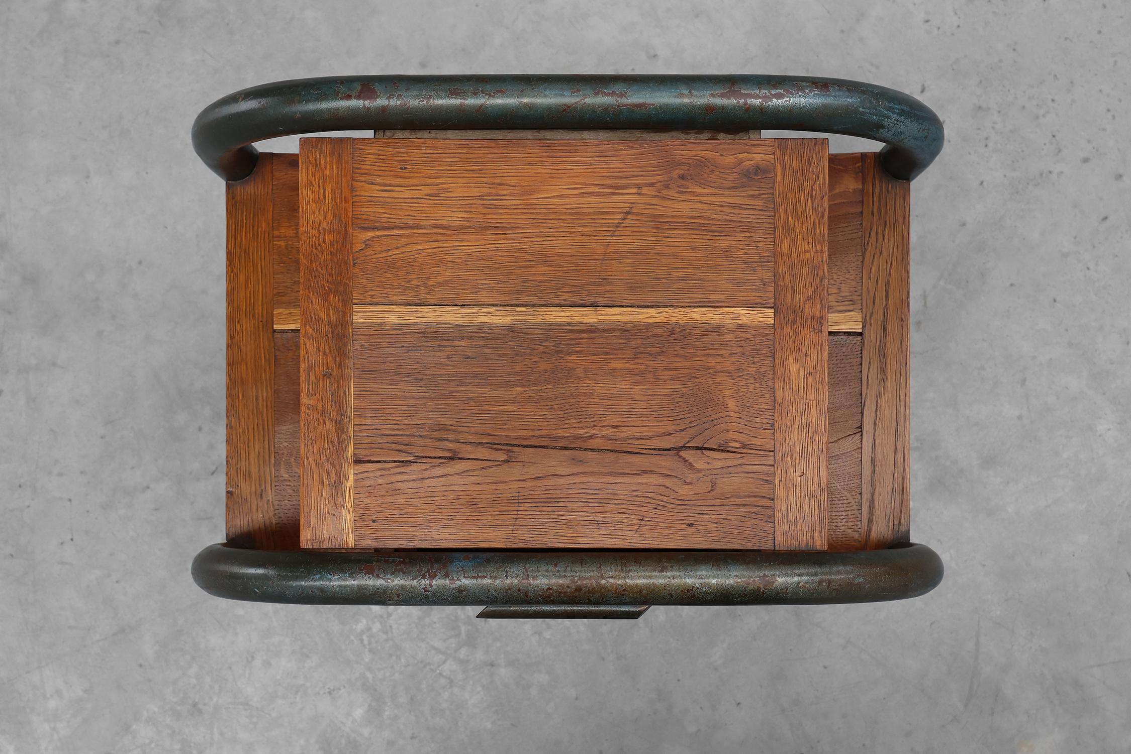Table d'appoint ou de nuit industrielle dans le style Bauhaus, Belgique vers 1910 en vente 5