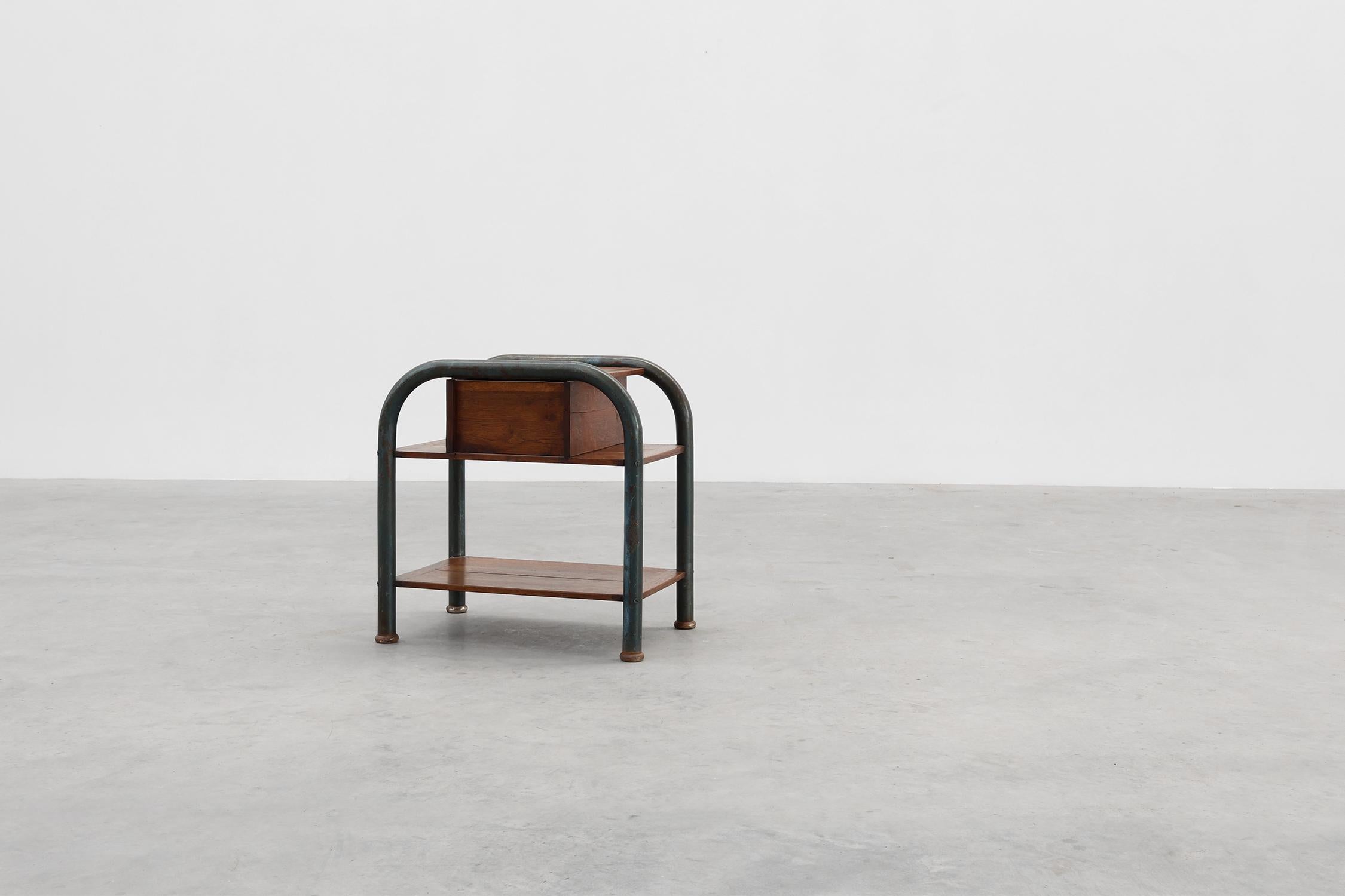 Table d'appoint ou de nuit industrielle dans le style Bauhaus, Belgique vers 1910 en vente 9