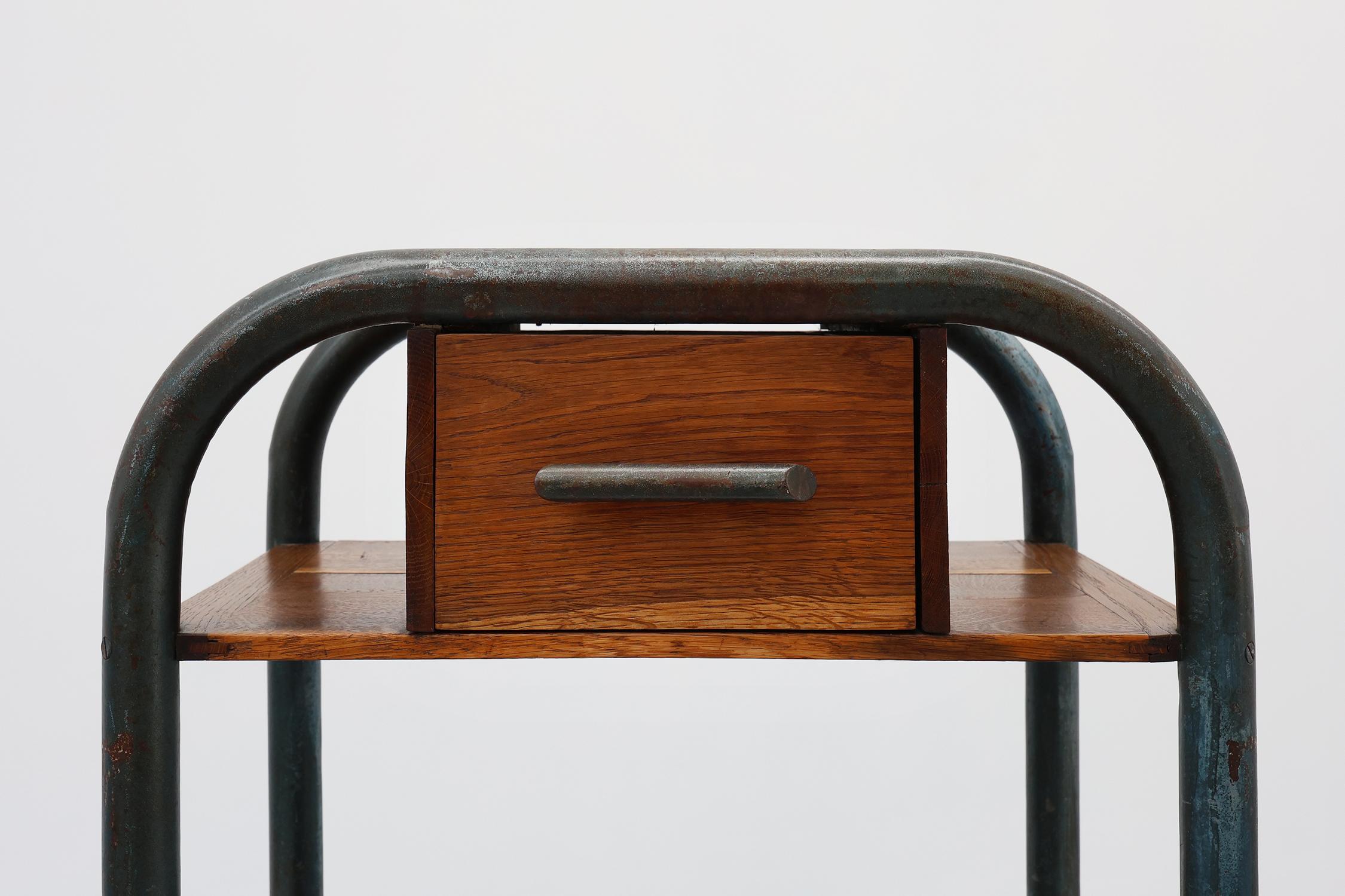 Belgique / 1910 / table d'appoint ou de nuit / bois, métal / Industriel / Bauhaus

Table de chevet ou table d'appoint industrielle du début du 20e siècle, fabriquée en Belgique. Cette table brutaliste de style Bauhaus présente une structure