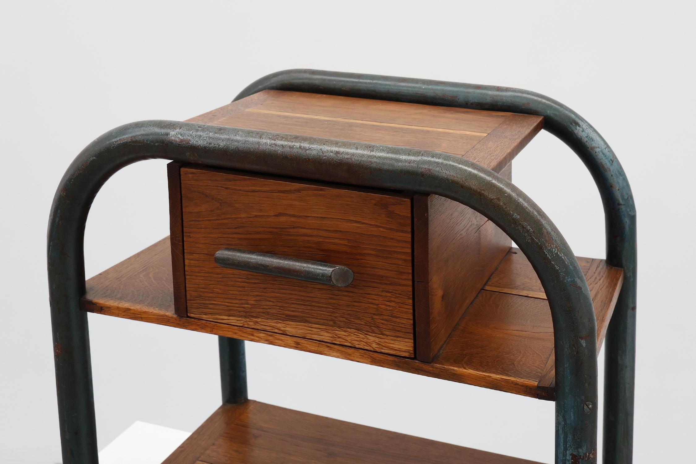 Industriel Table d'appoint ou de nuit industrielle dans le style Bauhaus, Belgique vers 1910 en vente