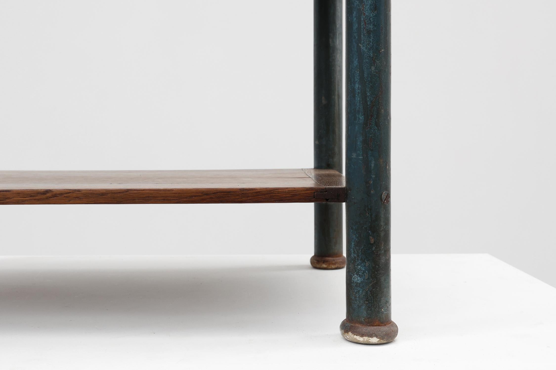 Table d'appoint ou de nuit industrielle dans le style Bauhaus, Belgique vers 1910 Bon état - En vente à Meulebeke, BE