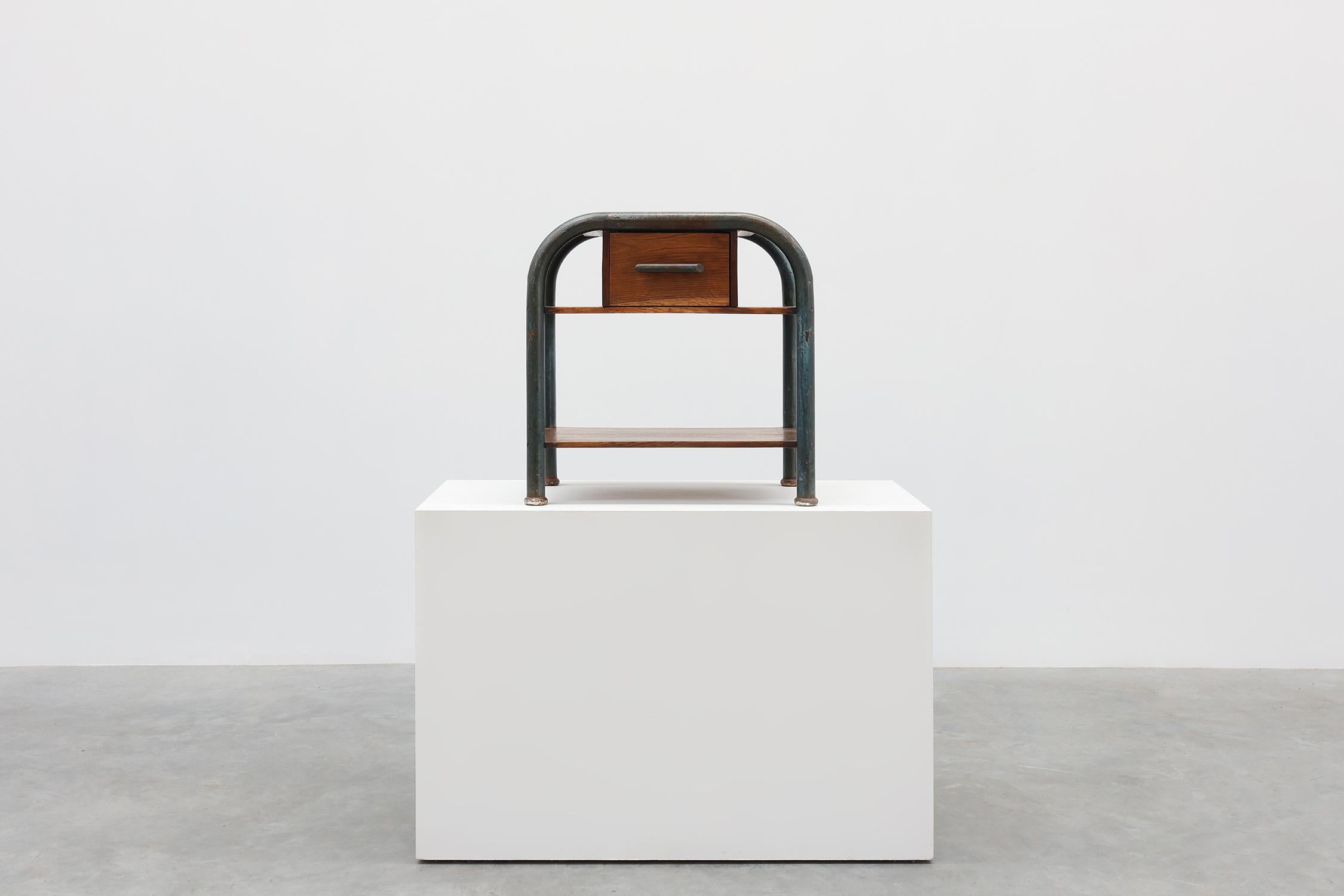 20ième siècle Table d'appoint ou de nuit industrielle dans le style Bauhaus, Belgique vers 1910 en vente