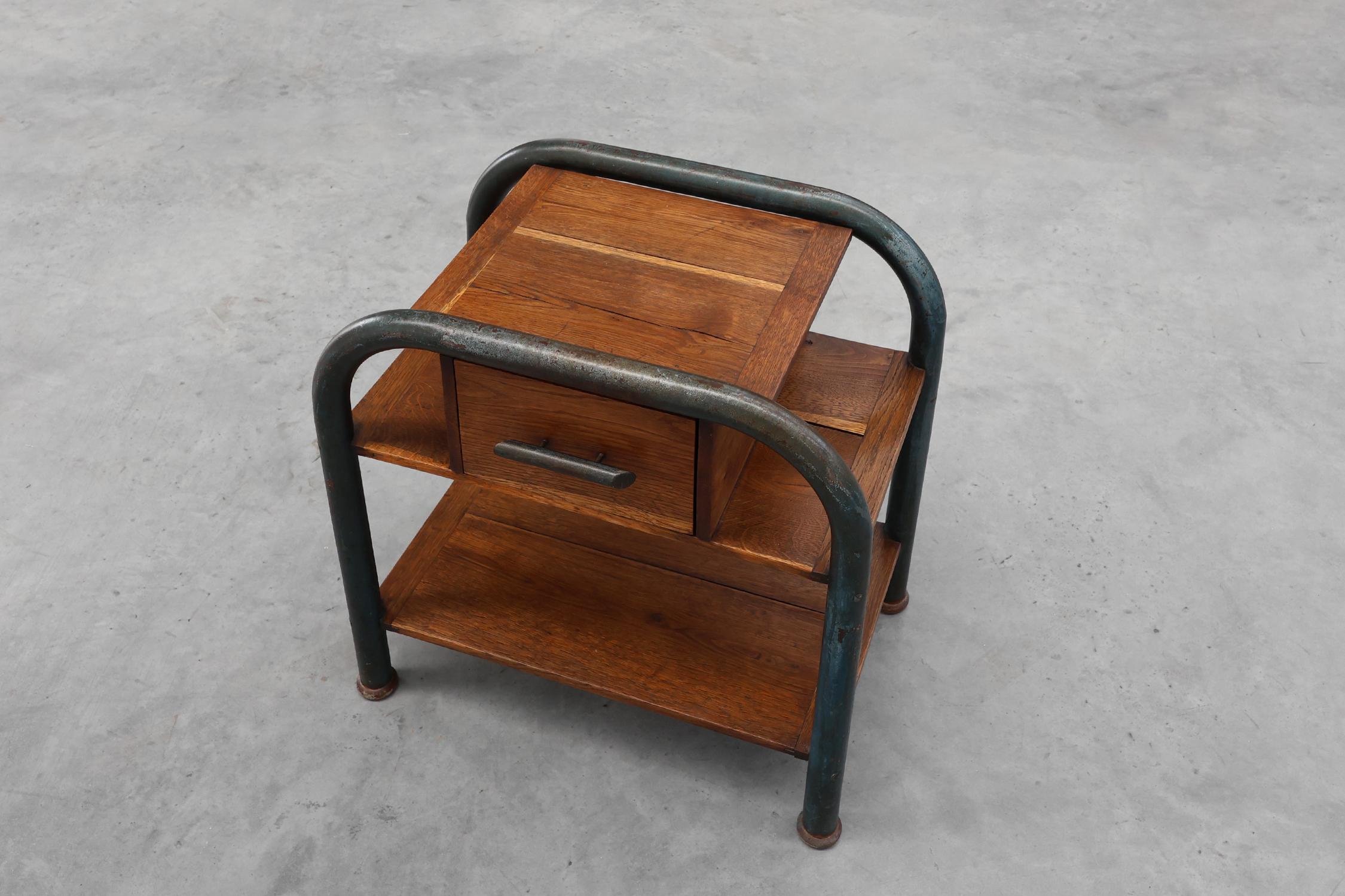 Table d'appoint ou de nuit industrielle dans le style Bauhaus, Belgique vers 1910 en vente 2