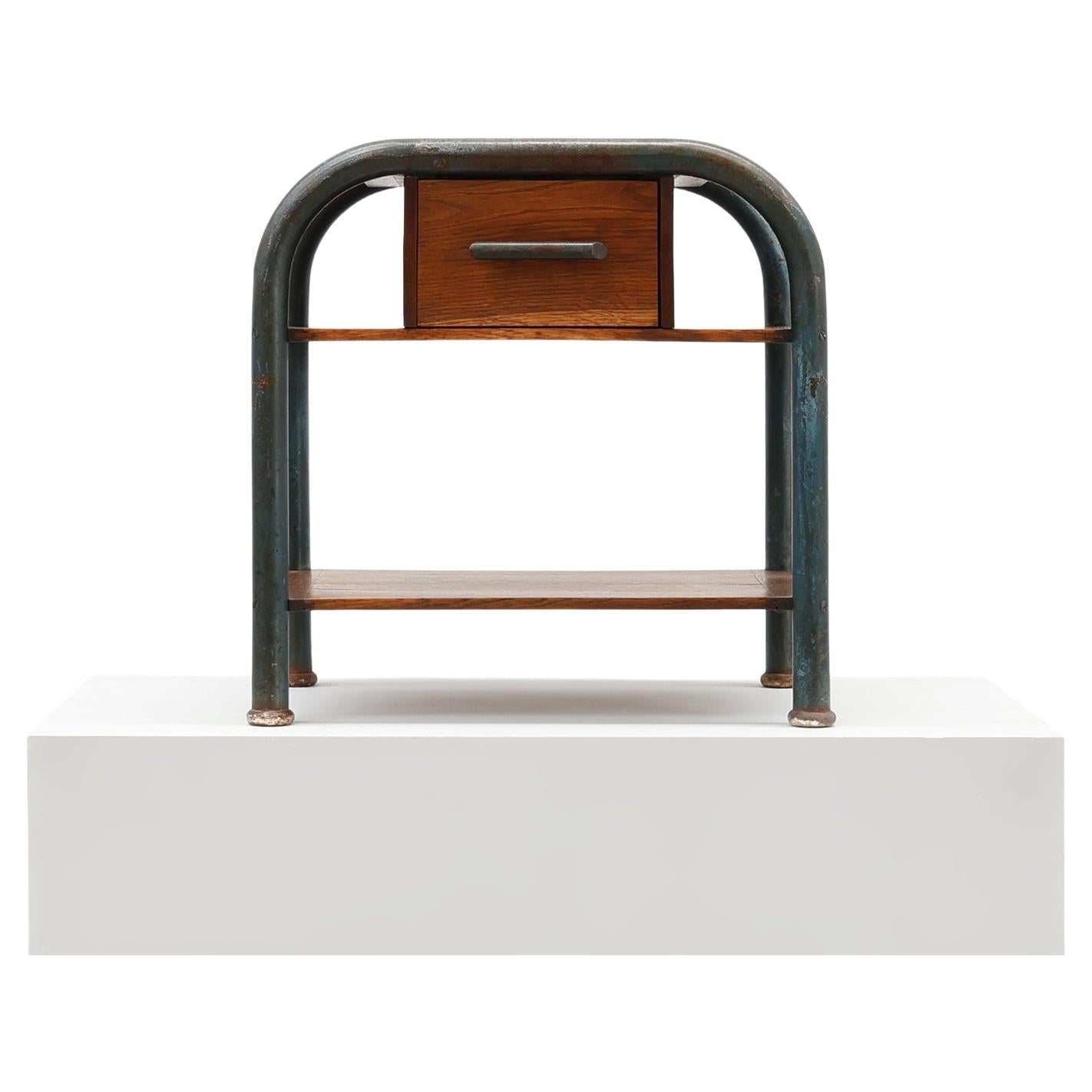 Table d
appoint ou de nuit industrielle dans le style Bauhaus, Belgique vers 1910 en vente