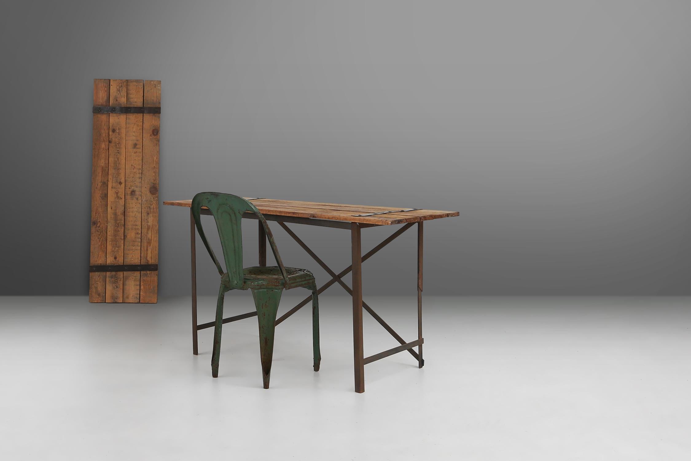 Français Table d'appoint industrielle avec cadre en métal et plateau en bois et plateau amovible, Be en vente
