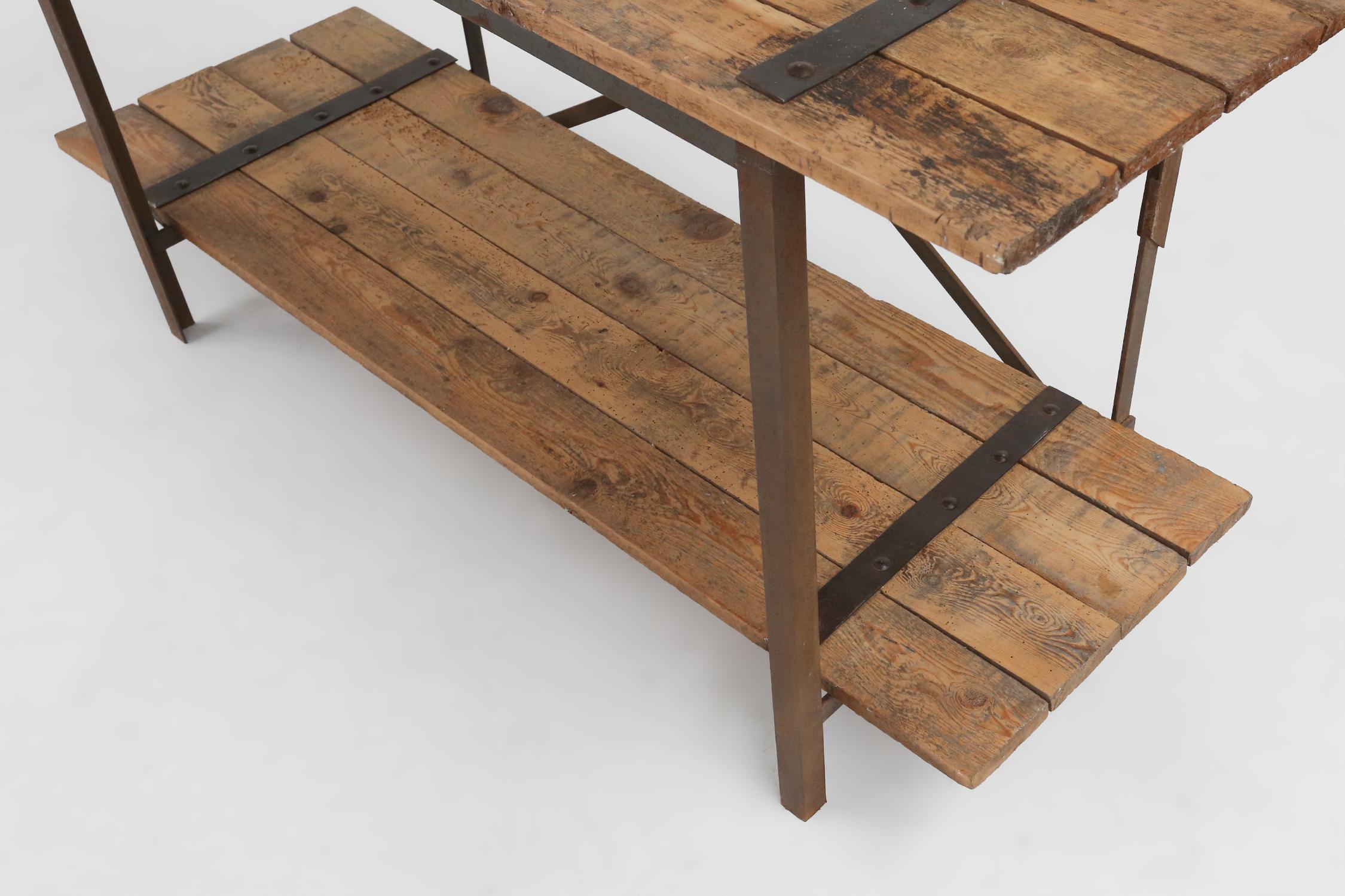 Début du 20ème siècle Table d'appoint industrielle avec cadre en métal et plateau en bois et plateau amovible, Be en vente