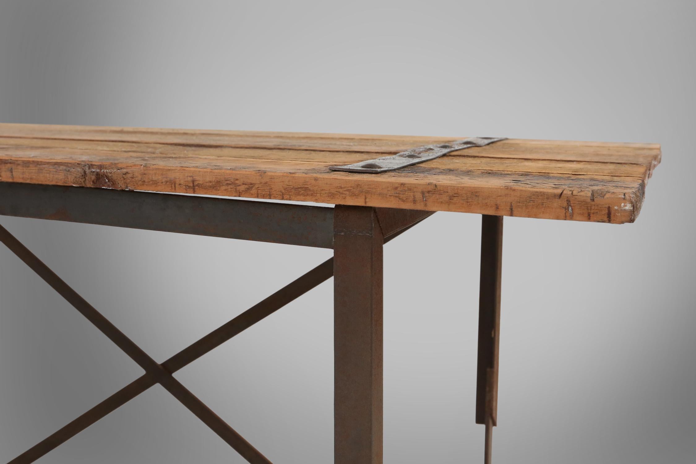 Table d'appoint industrielle avec cadre en métal et plateau en bois et plateau amovible, Be en vente 1