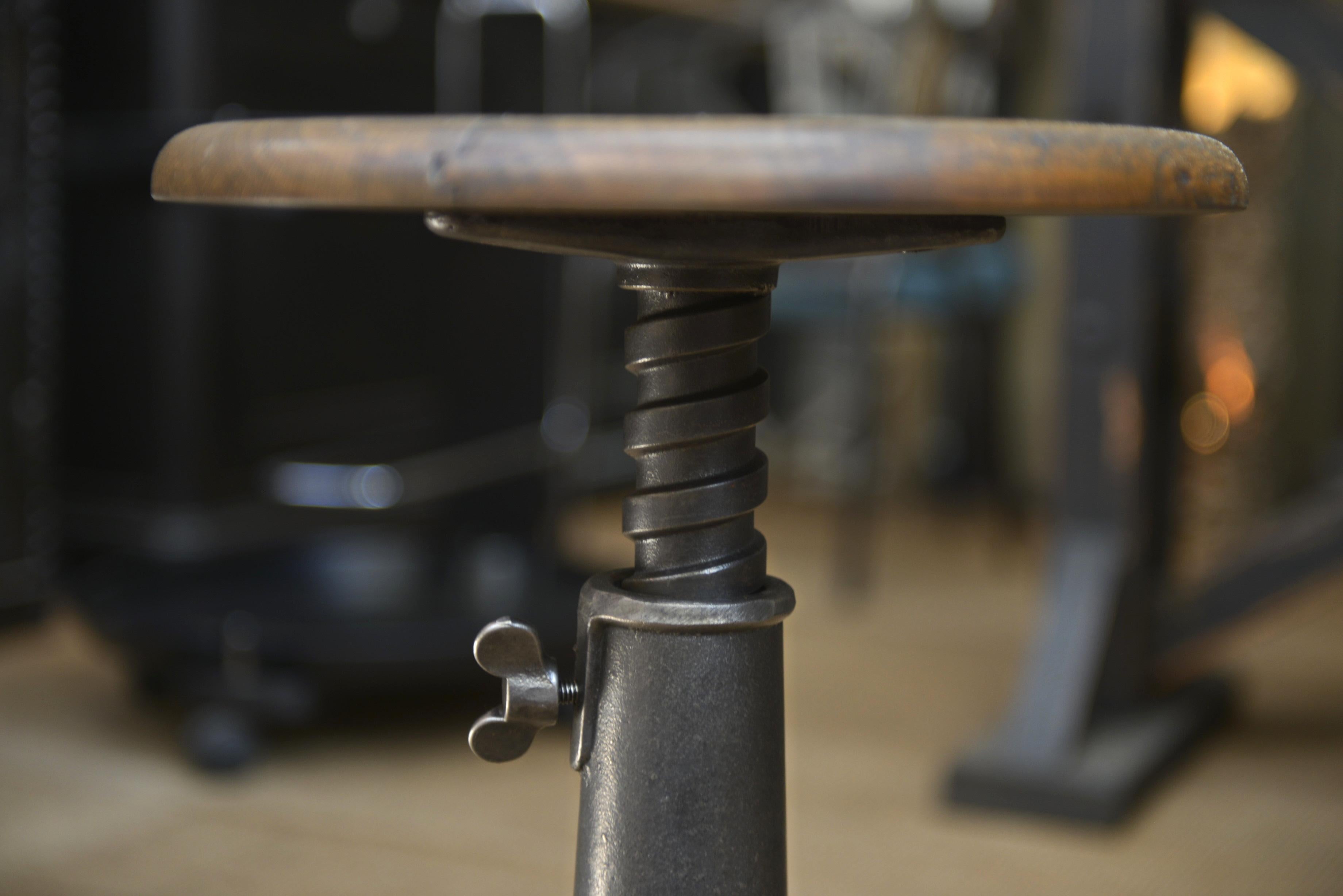 Industrial Singer Iron Adjustable Stool, circa 1950 In Good Condition For Sale In Roubaix, FR
