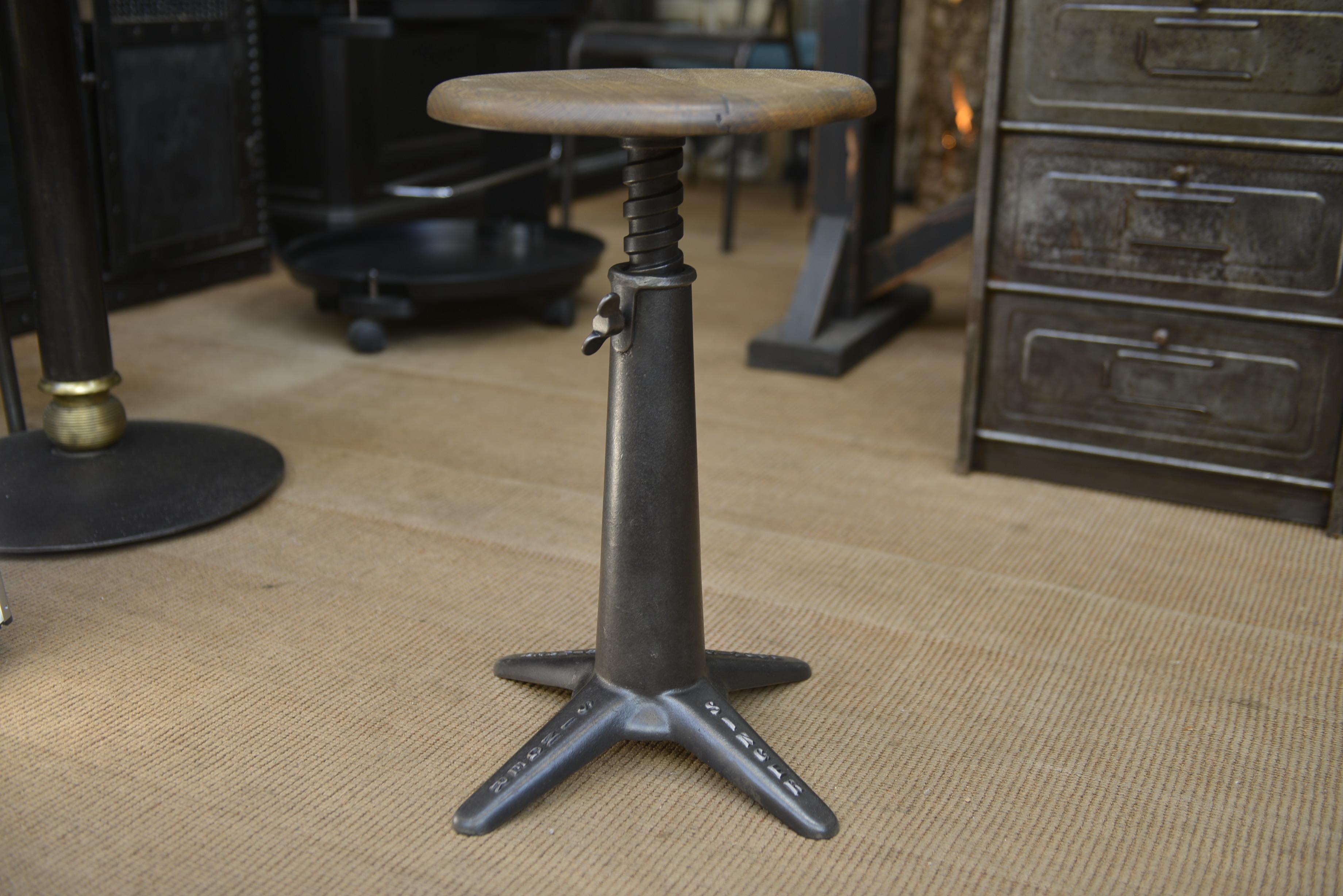 Industrial Singer Iron Adjustable Stool, circa 1950 For Sale 3
