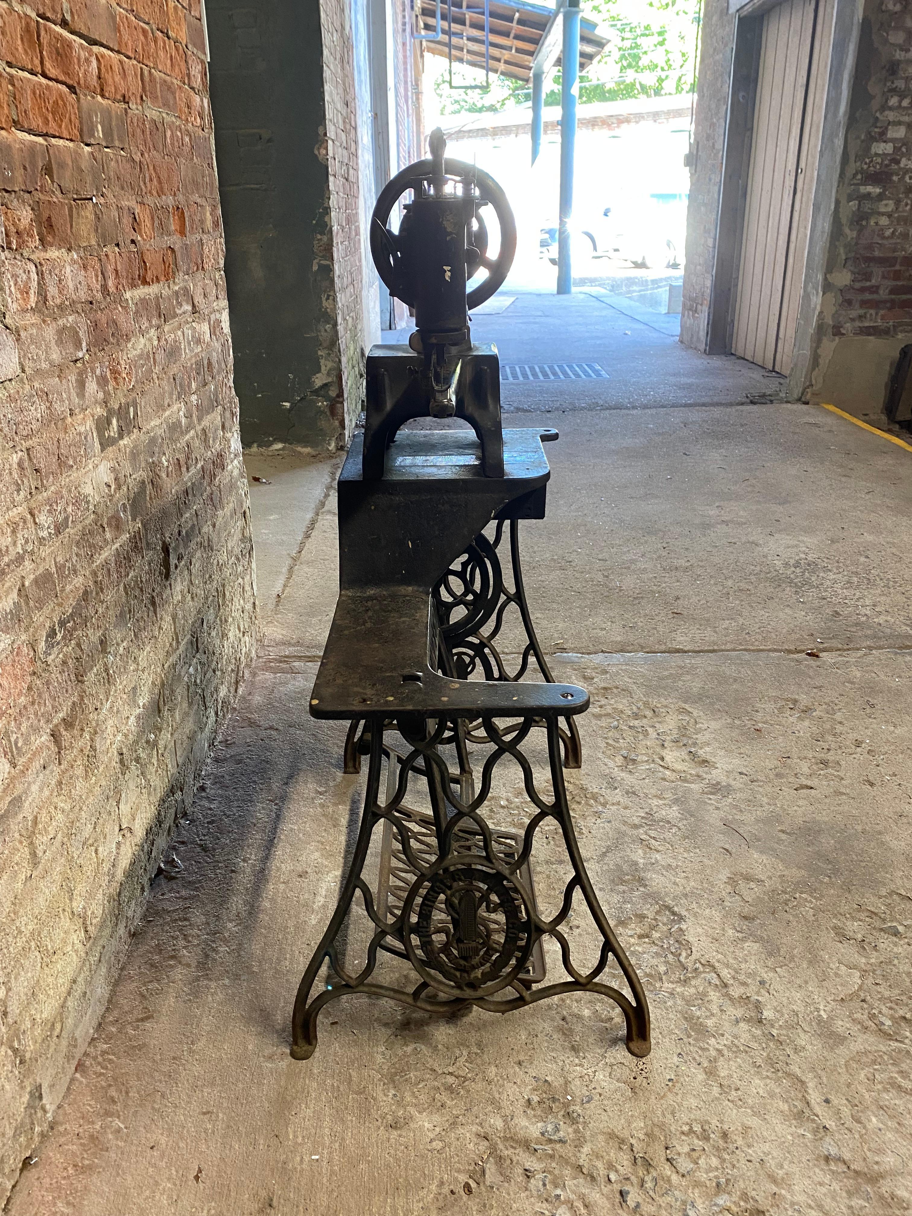 Industrial Singer Manufacturing Company Leather Sewing Machine, Model 29-4 In Fair Condition In Garnerville, NY