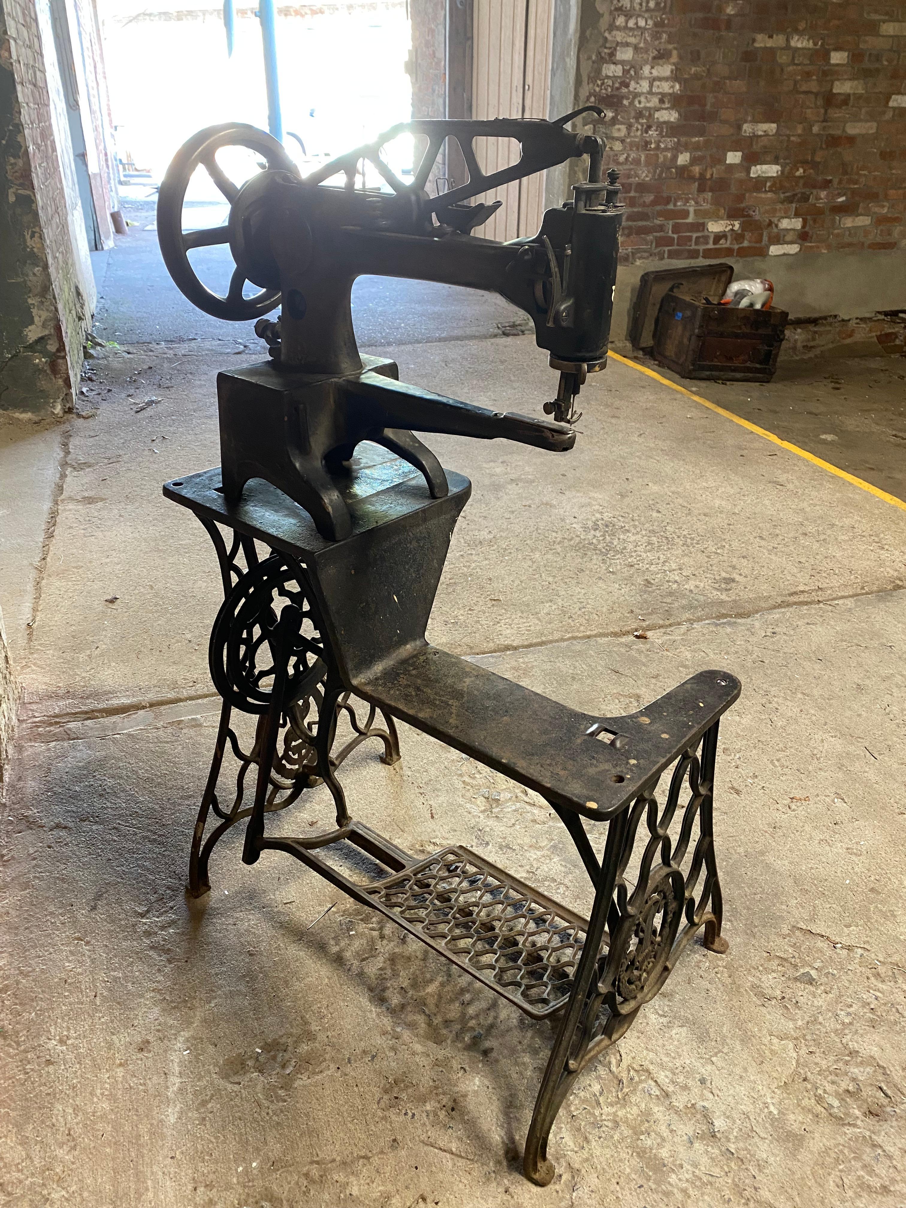 20th Century Industrial Singer Manufacturing Company Leather Sewing Machine, Model 29-4