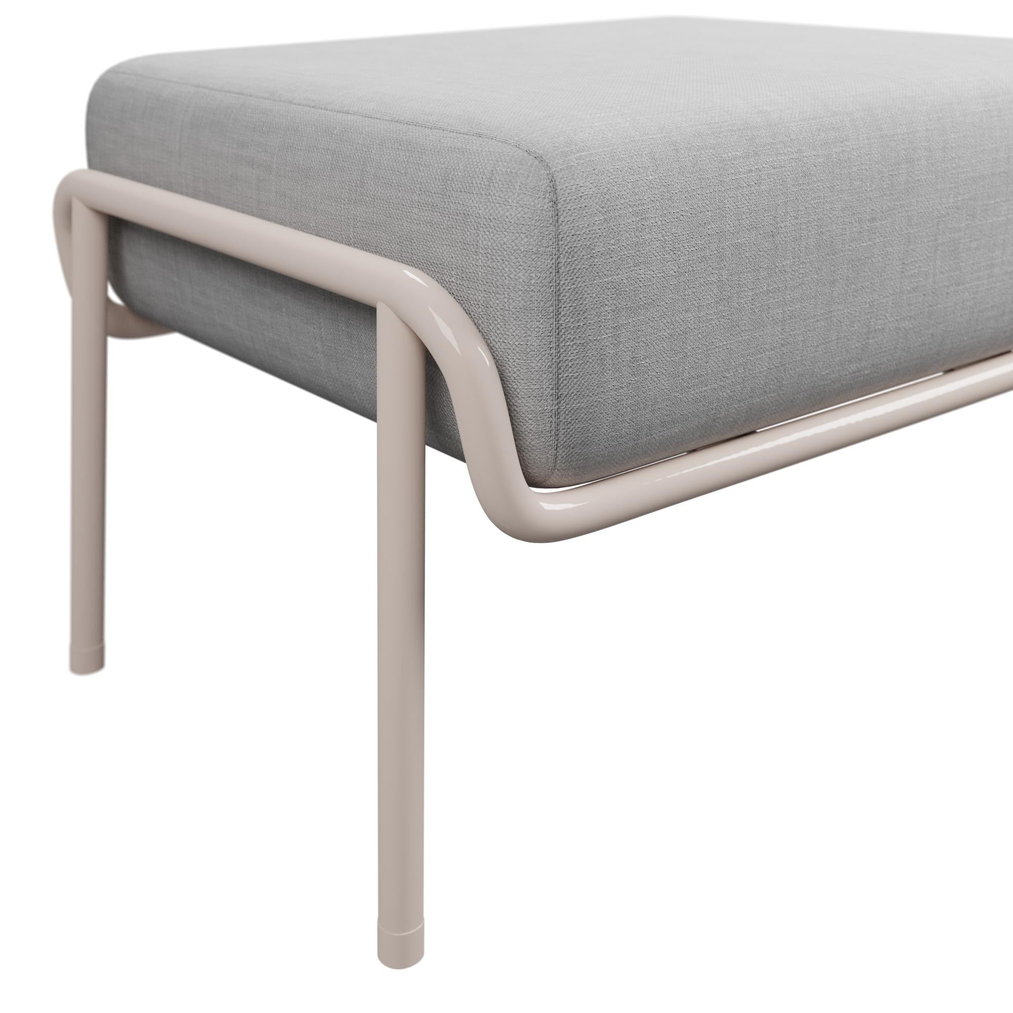 Portoghese Pouf in pelle industriale con finitura a polvere DUV in tessuto crema realizzato a mano da Fabrice in vendita