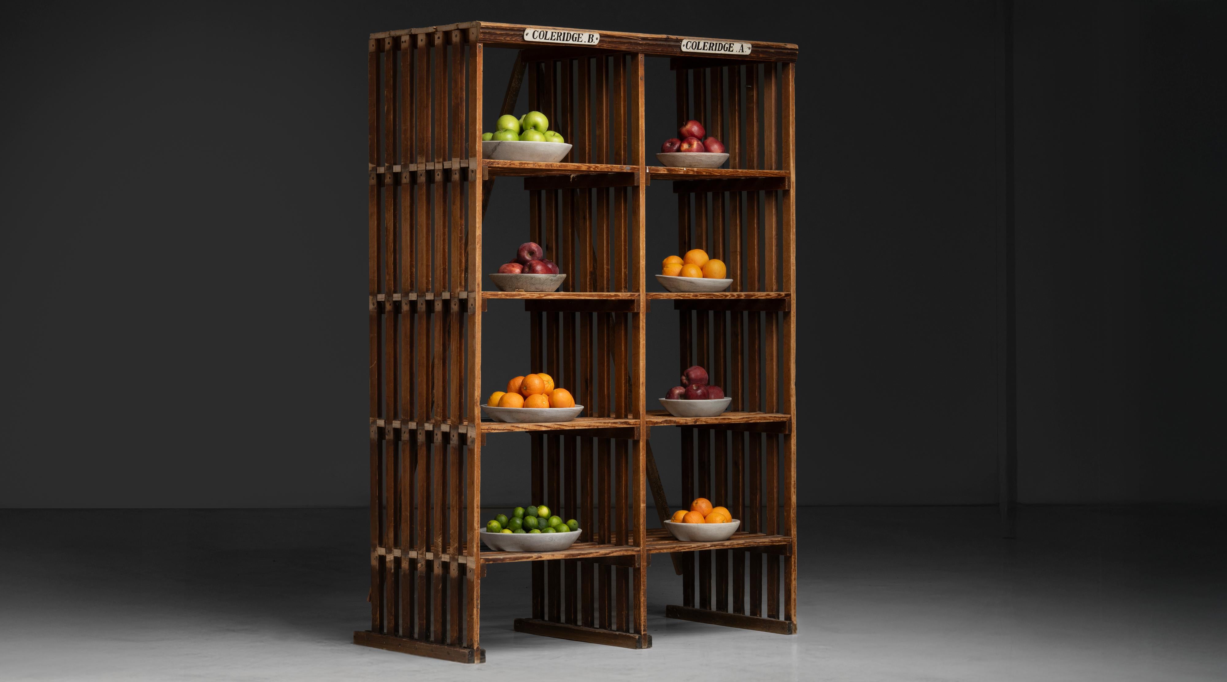 Scaffali a doghe
Inghilterra, 1920
Magazzino industriale con targhette in porcellana e graffiti.
48 