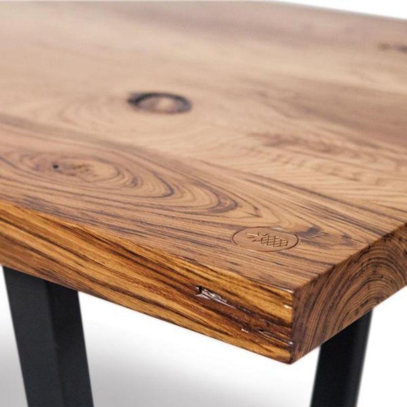 La table en chêne massif de la série industrielle NEO est un meuble fabriqué à partir de la texture unique du chêne naturel et d'un concept de design moderne. Comme pour chaque produit Ananas, il s'agit d'une pièce spéciale où les matériaux naturels