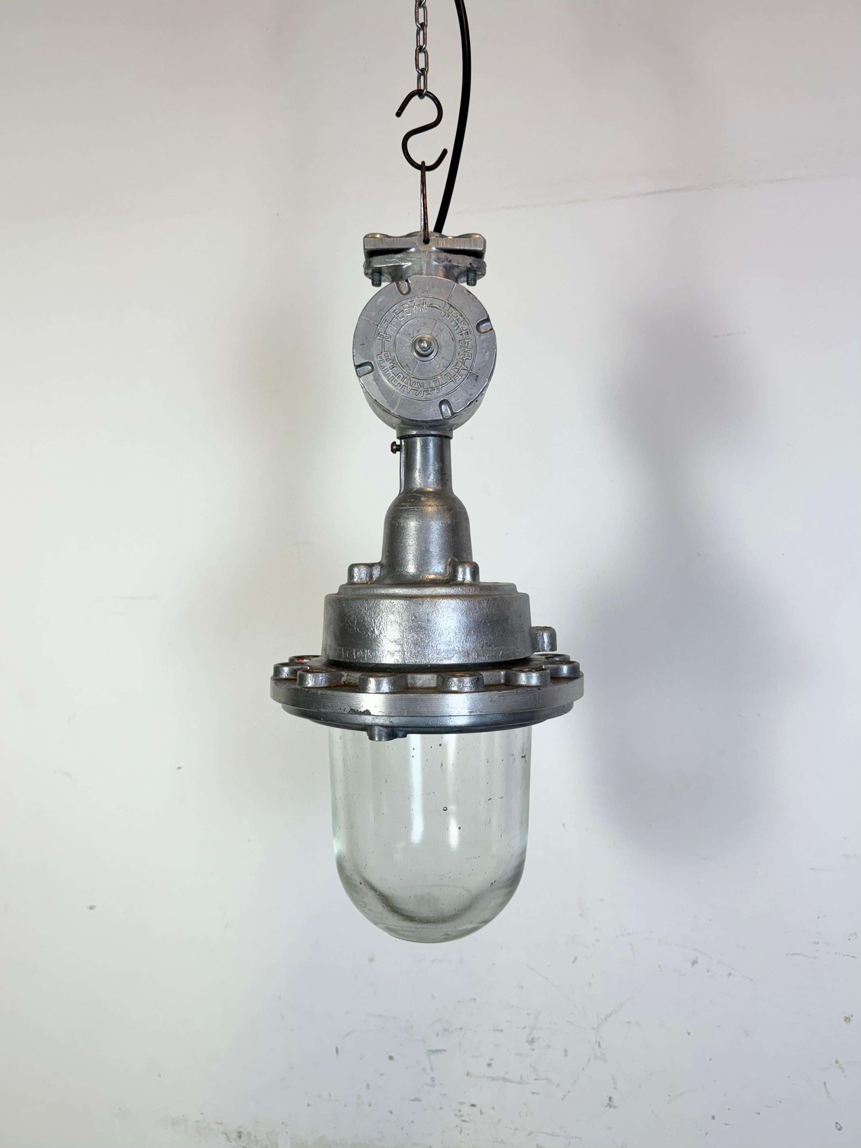 - Vintage Industrial factory light from the 1960s 
- Made in Ukraine in former Soviet Union
- Cast aluminium body
- Clear glass
- Socket requires standard E27/ E26 lightbulbs 
- New wire 
- Diameter of the lamp: 23 cm
- Height : 56 cm
- Weight : 7,4