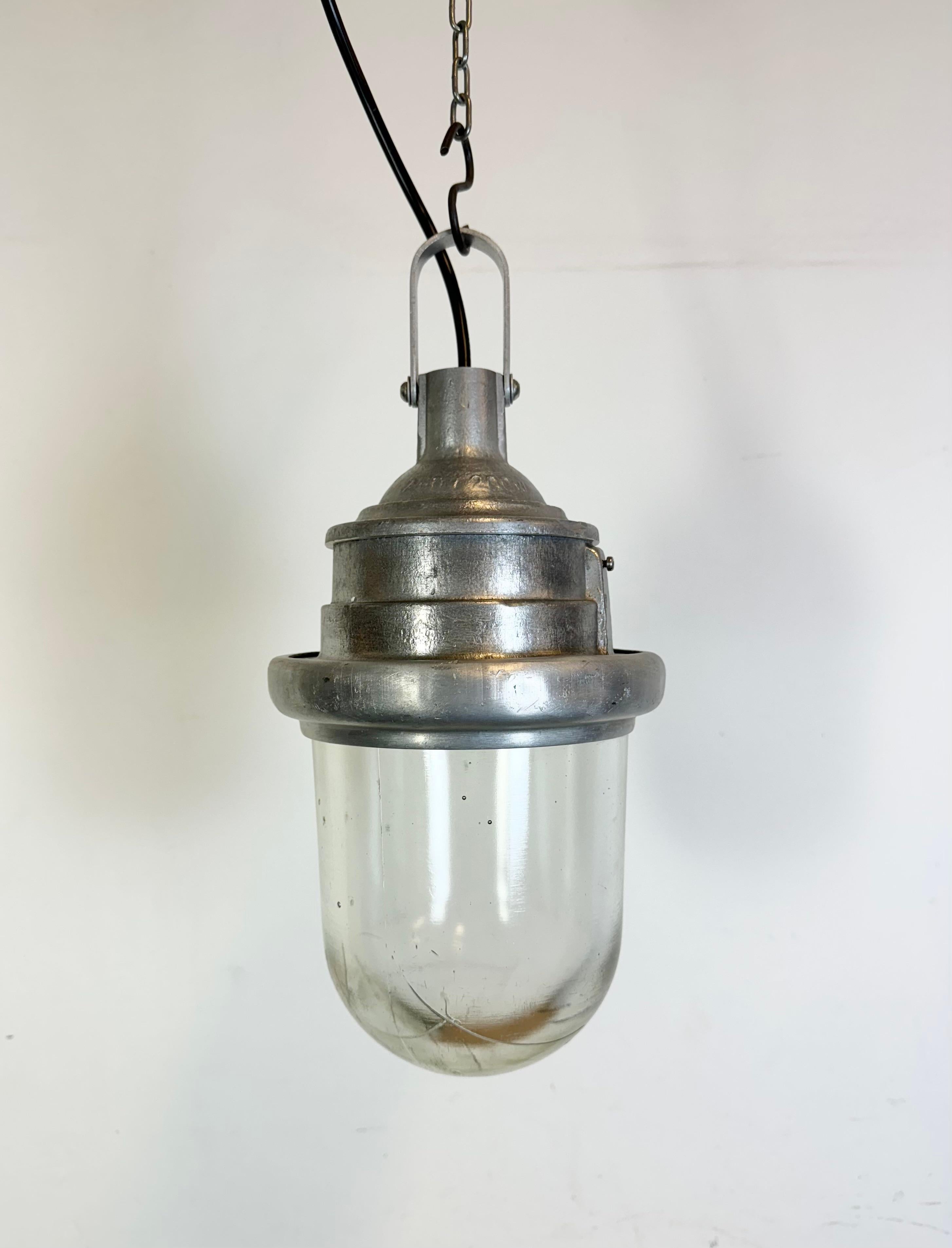 - Vintage Industrial factory light from the 1960s 
- Made in Ukraine in former Soviet Union
- Cast aluminium body
- Clear glass
- Socket requires standard E27/ E26 lightbulbs 
- New wire 
- Diameter of the lamp: 19 cm
- Height : 37 cm
- Weight : 4,3