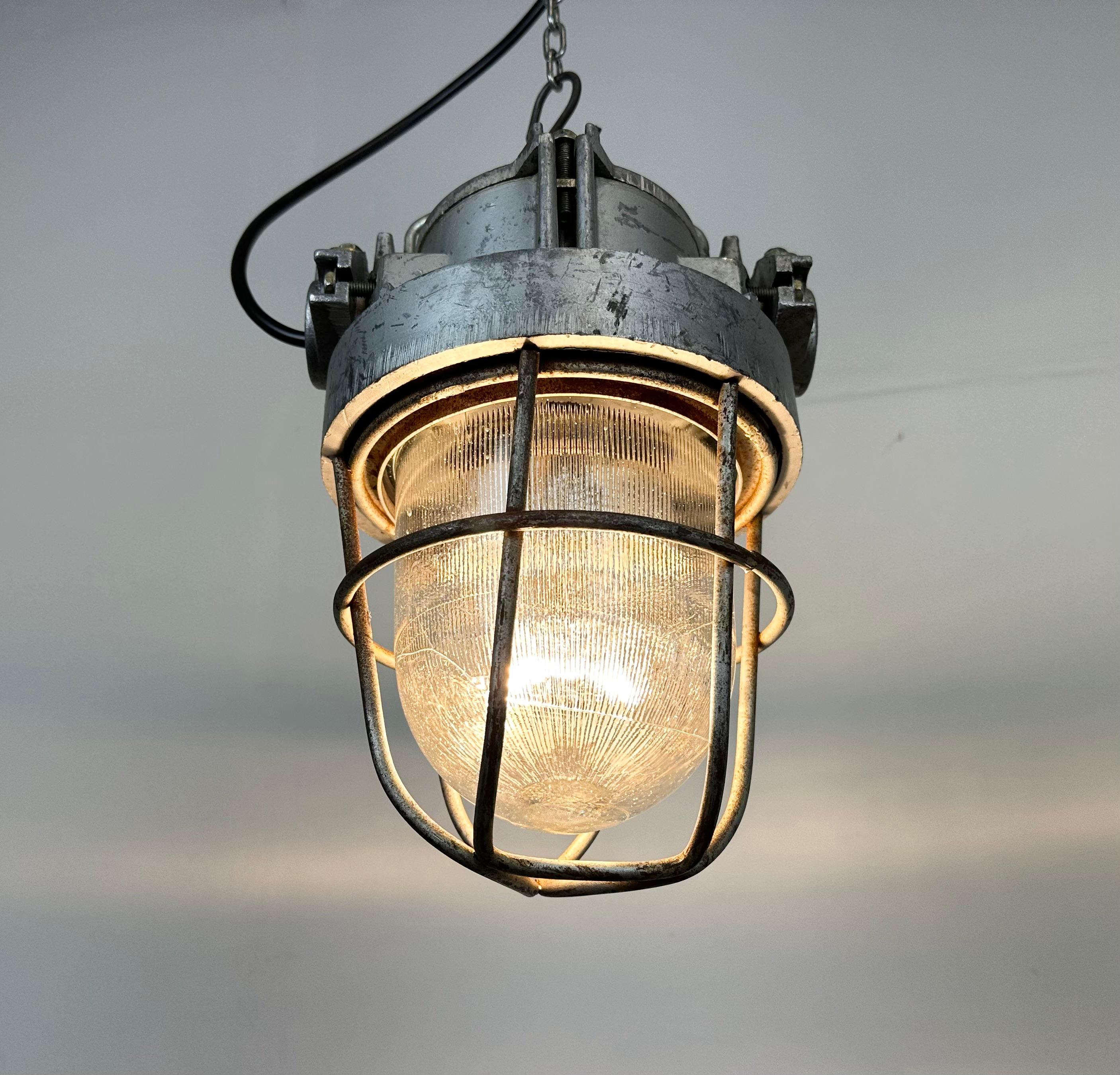 Lampe suspendue industrielle soviétique en fonte d'aluminium avec grille en fer, années 1960 en vente 2