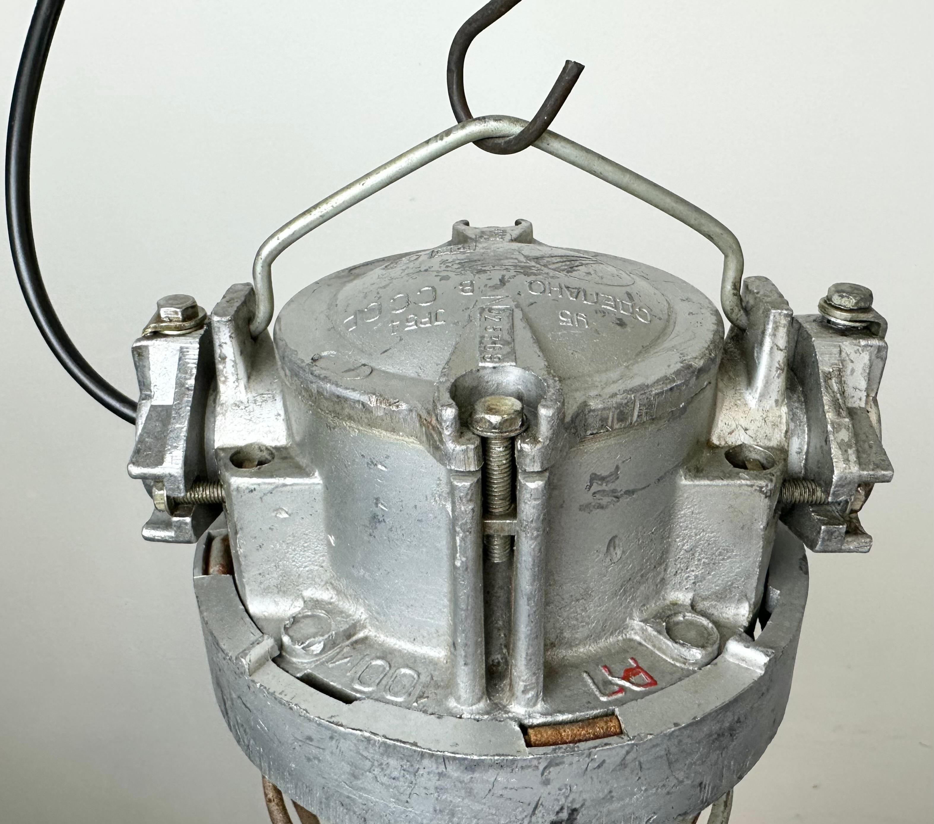 Lampe suspendue industrielle soviétique en fonte d'aluminium avec grille en fer, années 1960 en vente 4