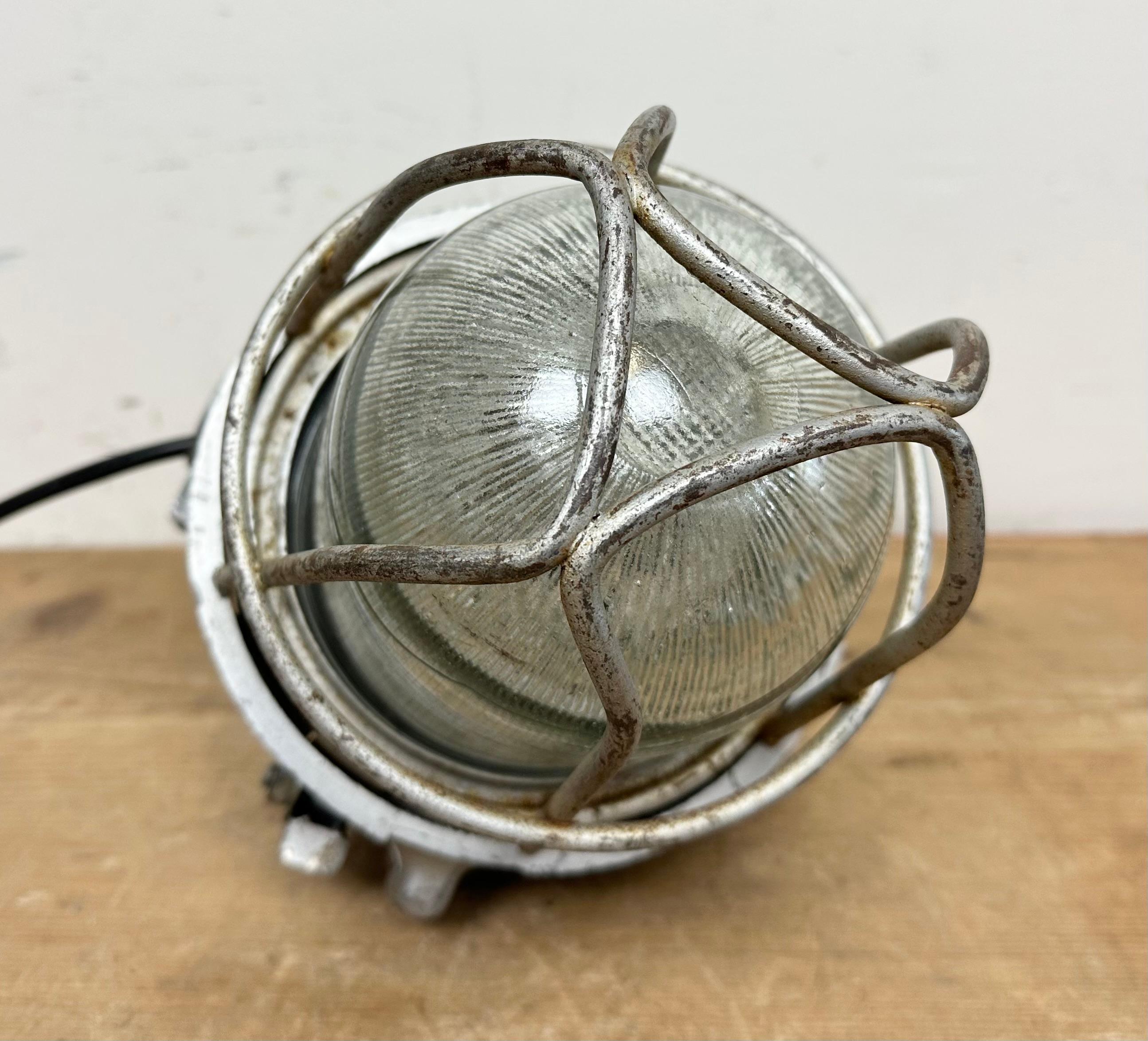 Lampe suspendue industrielle soviétique en fonte d'aluminium avec grille en fer, années 1960 en vente 7