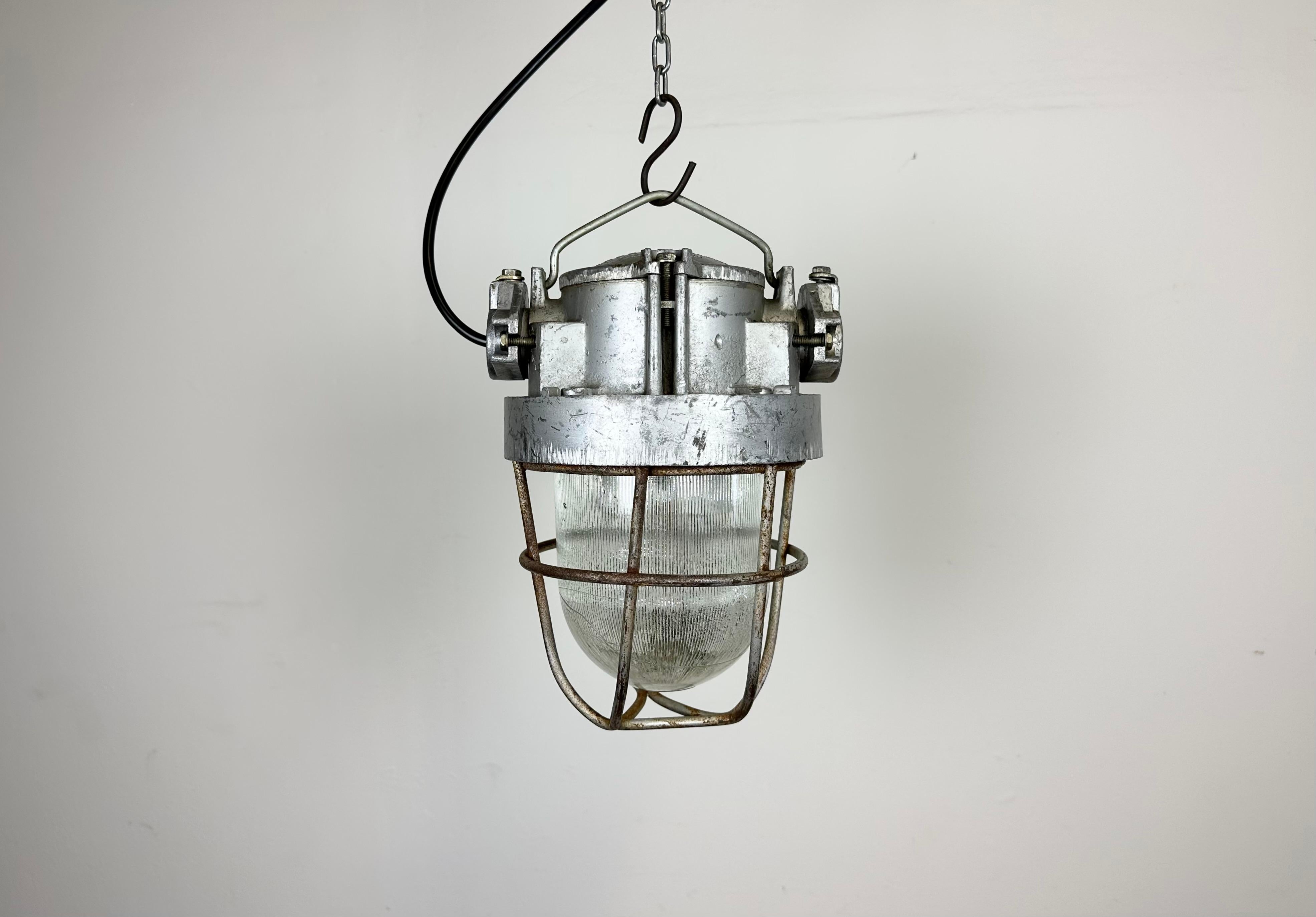 - Vintage Industrial lamp from the 1960s 
- Made in former Soviet Union
- Silver cast aluminium iron top 
- Iron grid
- Stripped glass cover
- The socket requires E 27/ E26 lightbulbs 
- New wire 
- Diameter: 19 cm
- Weight : 4.8 kg.