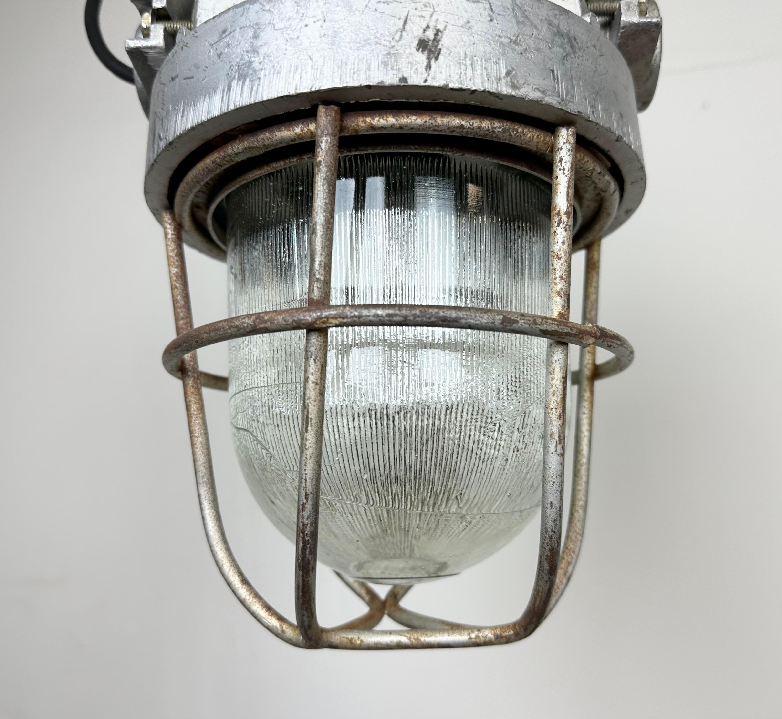 Moulage Lampe suspendue industrielle soviétique en fonte d'aluminium avec grille en fer, années 1960 en vente