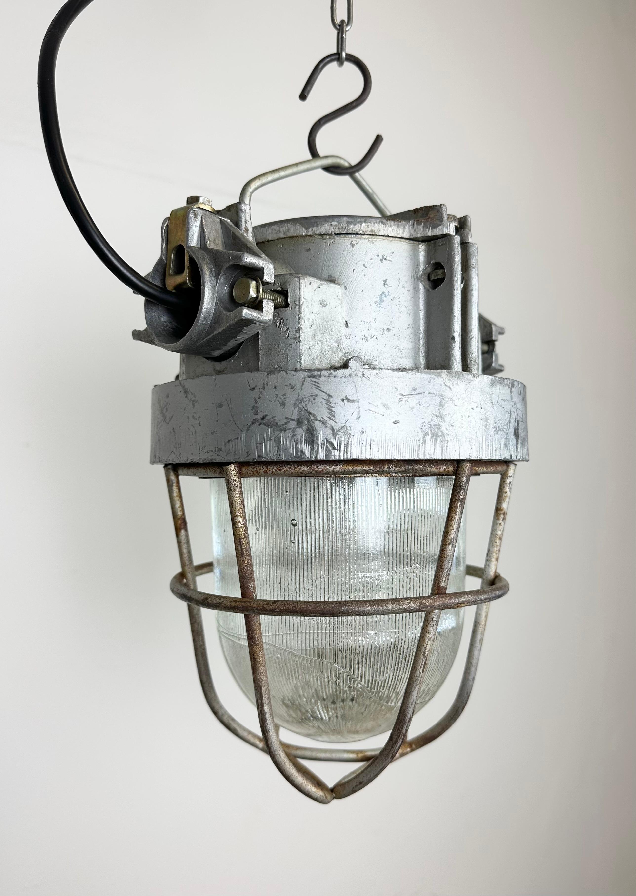 Lampe suspendue industrielle soviétique en fonte d'aluminium avec grille en fer, années 1960 Bon état - En vente à Kojetice, CZ