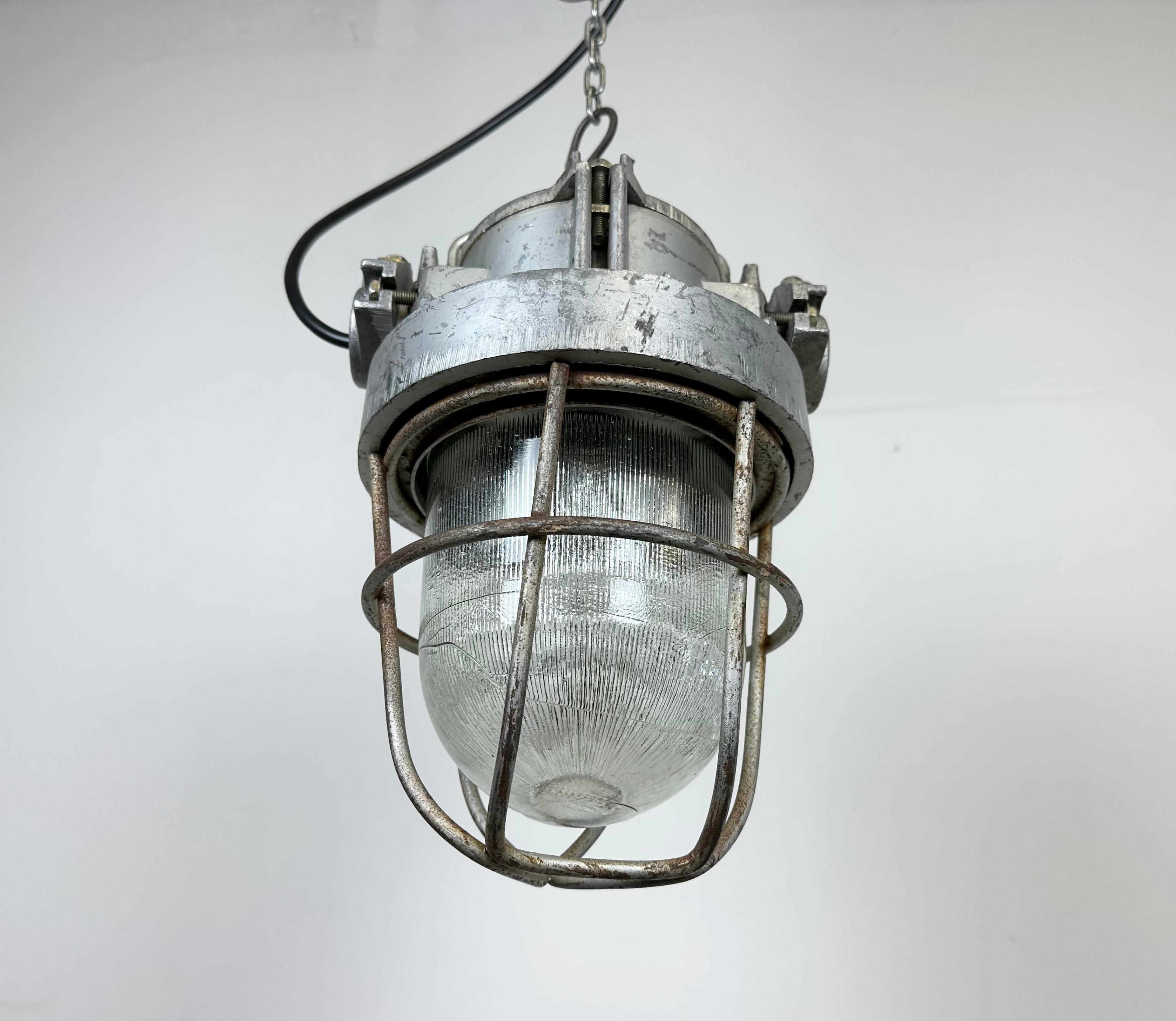Aluminium Lampe suspendue industrielle soviétique en fonte d'aluminium avec grille en fer, années 1960 en vente