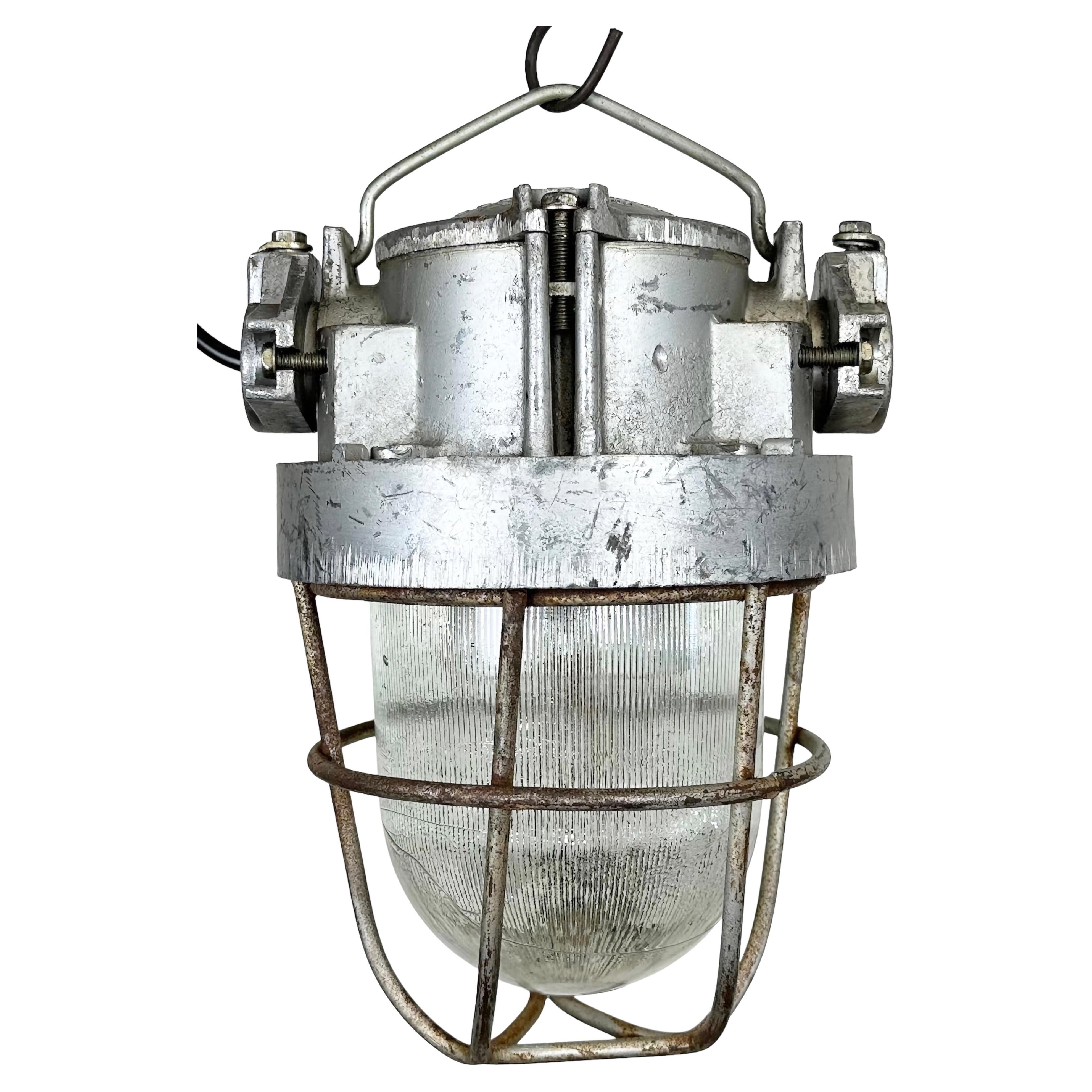 Lampe suspendue industrielle soviétique en fonte d'aluminium avec grille en fer, années 1960 en vente