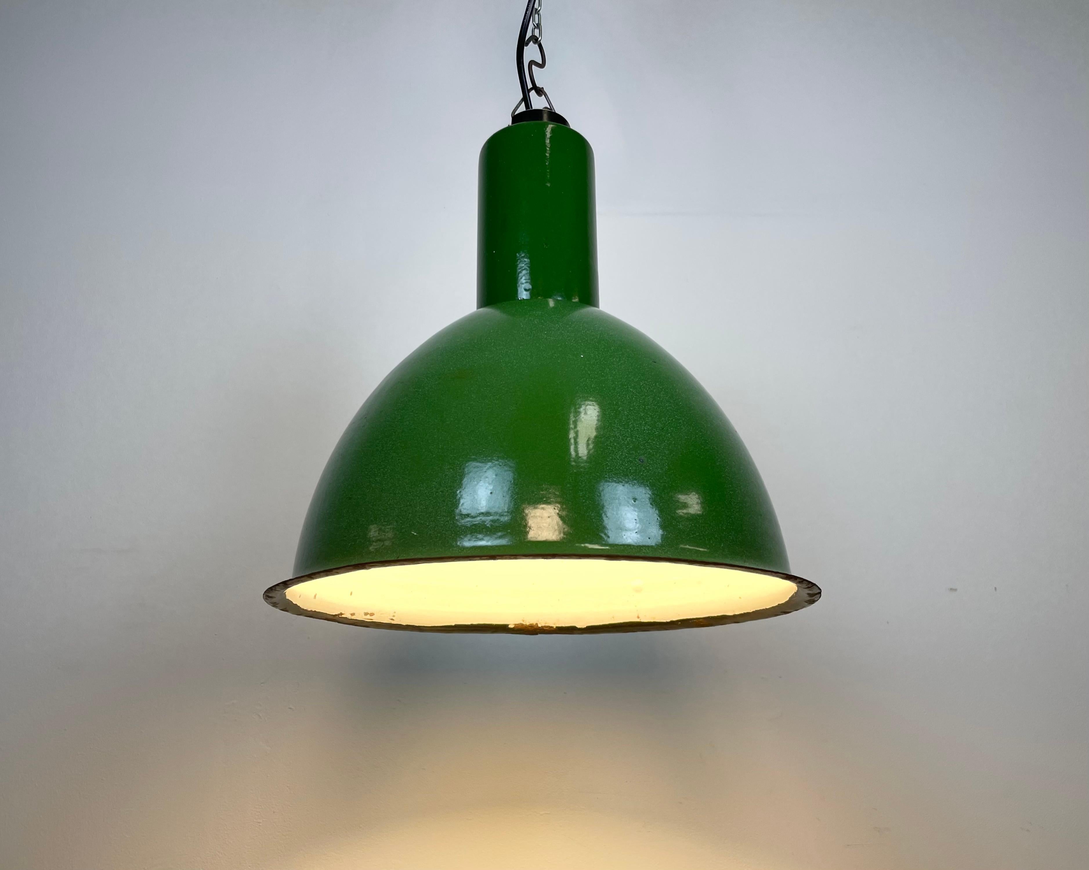 Industrial Soviet Green Enamel Pendant Lamp, 1960s For Sale 3