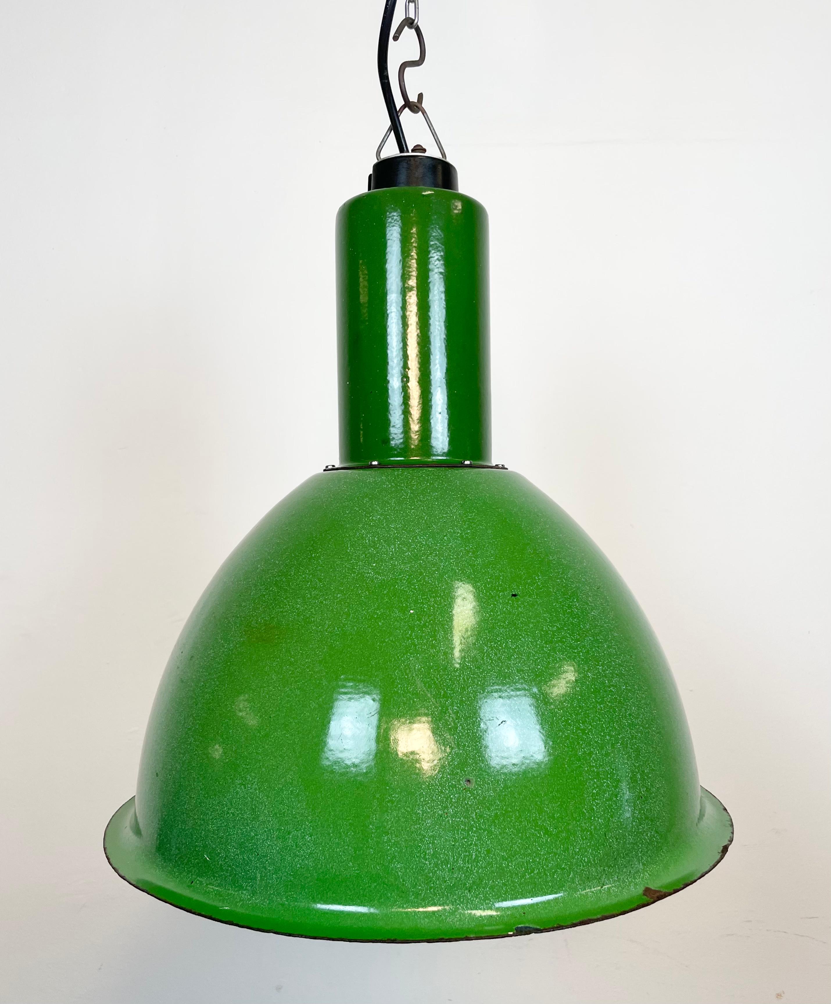 - Lampada industriale vintage degli anni '60 
- Prodotto nell'ex Unione Sovietica
- Corpo in smalto verde
- Smalto bianco all'interno del paralume
- Piano in bachelite 
- L'attacco richiede lampadine E 27/ E26 
- Nuovo filo 
- Diametro del