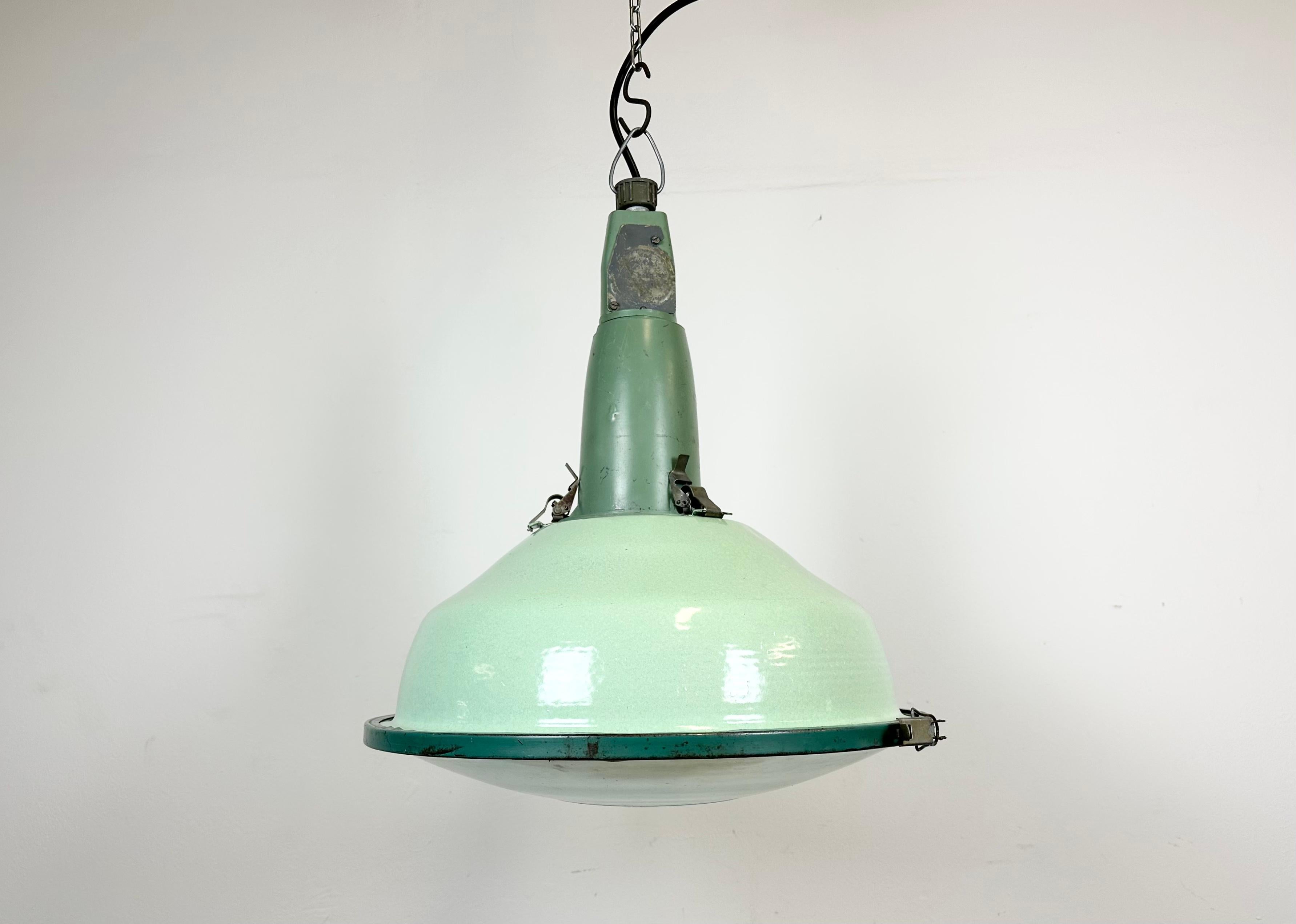 - Vintage Industrial lamp from the 1960s 
- Made in former Soviet Union
- Green enamel shade with white enamel interior
- Cast aluminium top 
- Convex glass cover
- Socket requires E27 / E26 lightbulbs 
- New wire 
- Lampshade diameter: 42