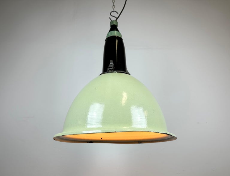 Industrial Green Enamel Pendant Lamp – Old Factory Style, Metal, Corded, Indoor/Outdoor