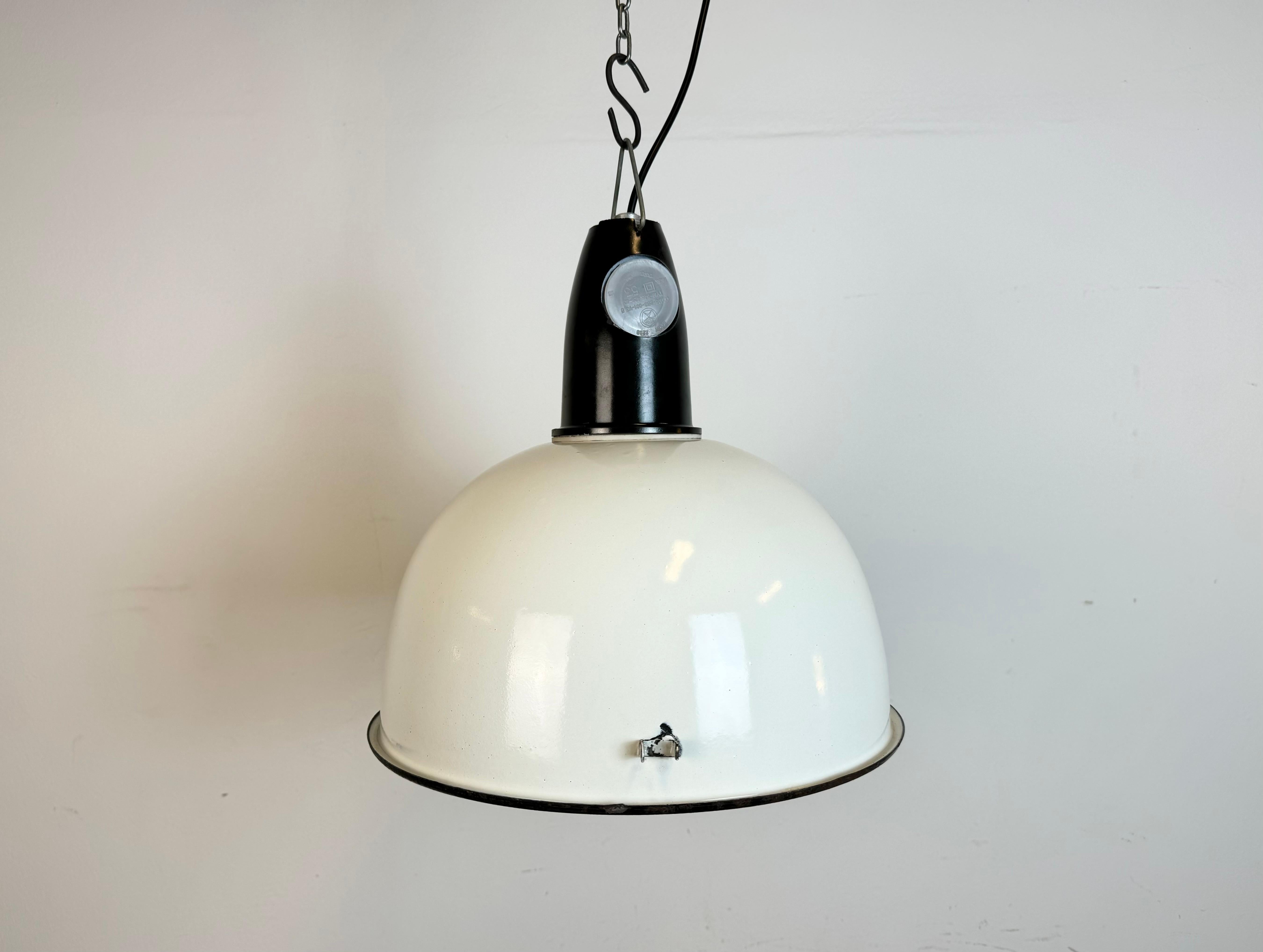 - Vintage Industrial factory light from the 1960s 
- Made in Ukraine in former Soviet Union
- White enamel shade
- Bakelite top 
- Socket requires standard E27/ E26 lightbulbs 
- New wire 
- Lampshade diameter: 34 cm
- Weight : 2 kg.