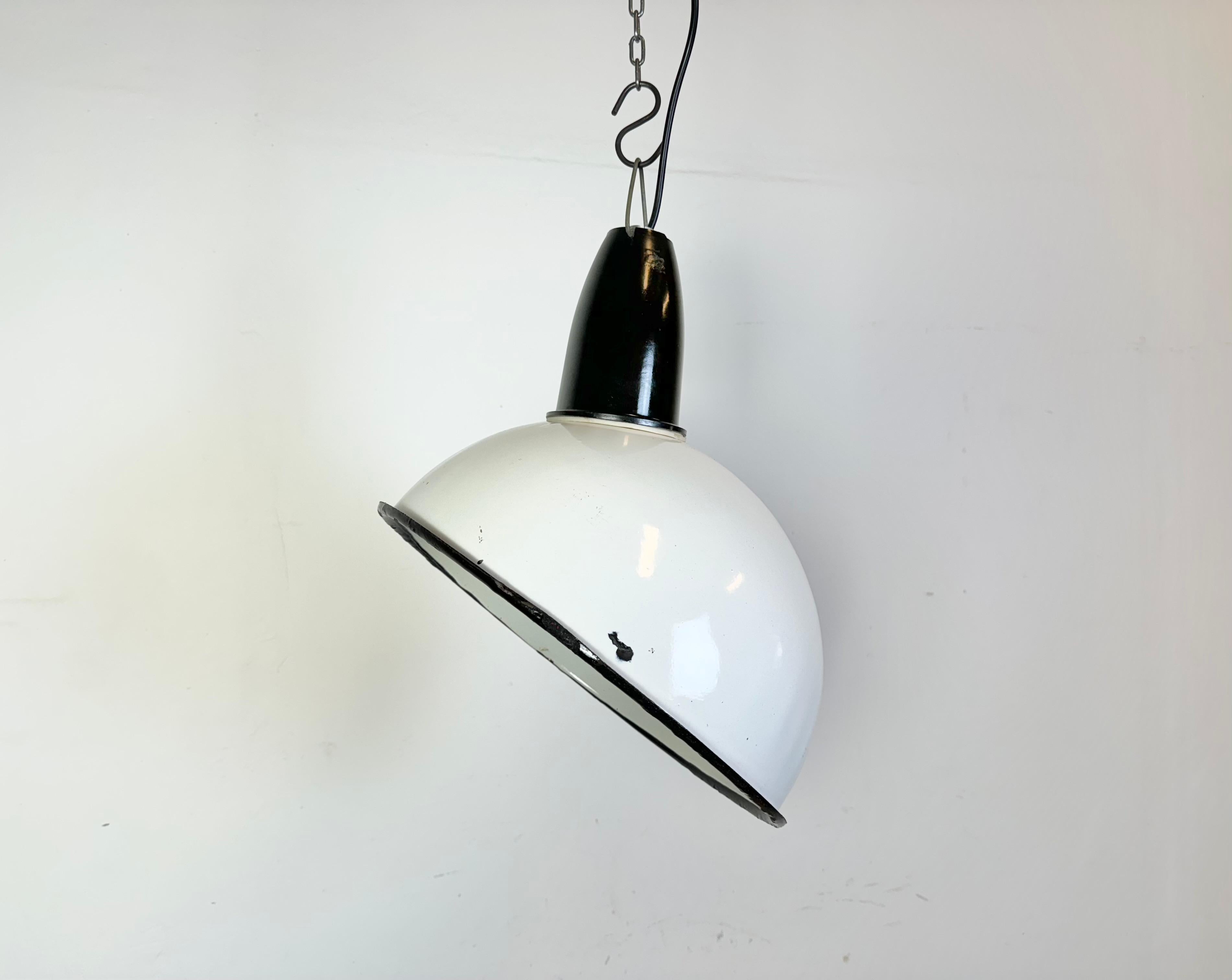 - Vintage Industrial factory light from the 1960s 
- Made in Ukraine in former Soviet Union
- White enamel shade
- Bakelite top 
- Socket requires standard E27/ E26 lightbulbs 
- New wire 
- Lampshade diameter: 34 cm
- Weight : 2 kg.