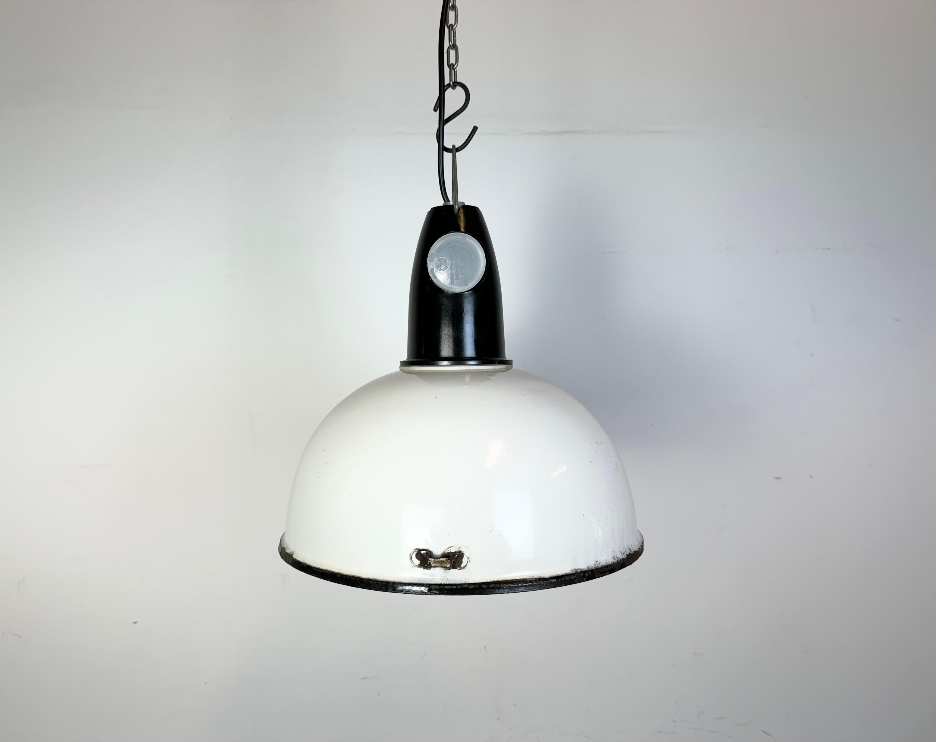 - Vintage Industrial factory light from the 1960s 
- Made in Ukraine in former Soviet Union
- White enamel shade
- Bakelite top 
- Socket requires standard E27/ E26 lightbulbs 
- New wire 
- Lampshade diameter: 31 cm
- Weight : 1,5 kg.