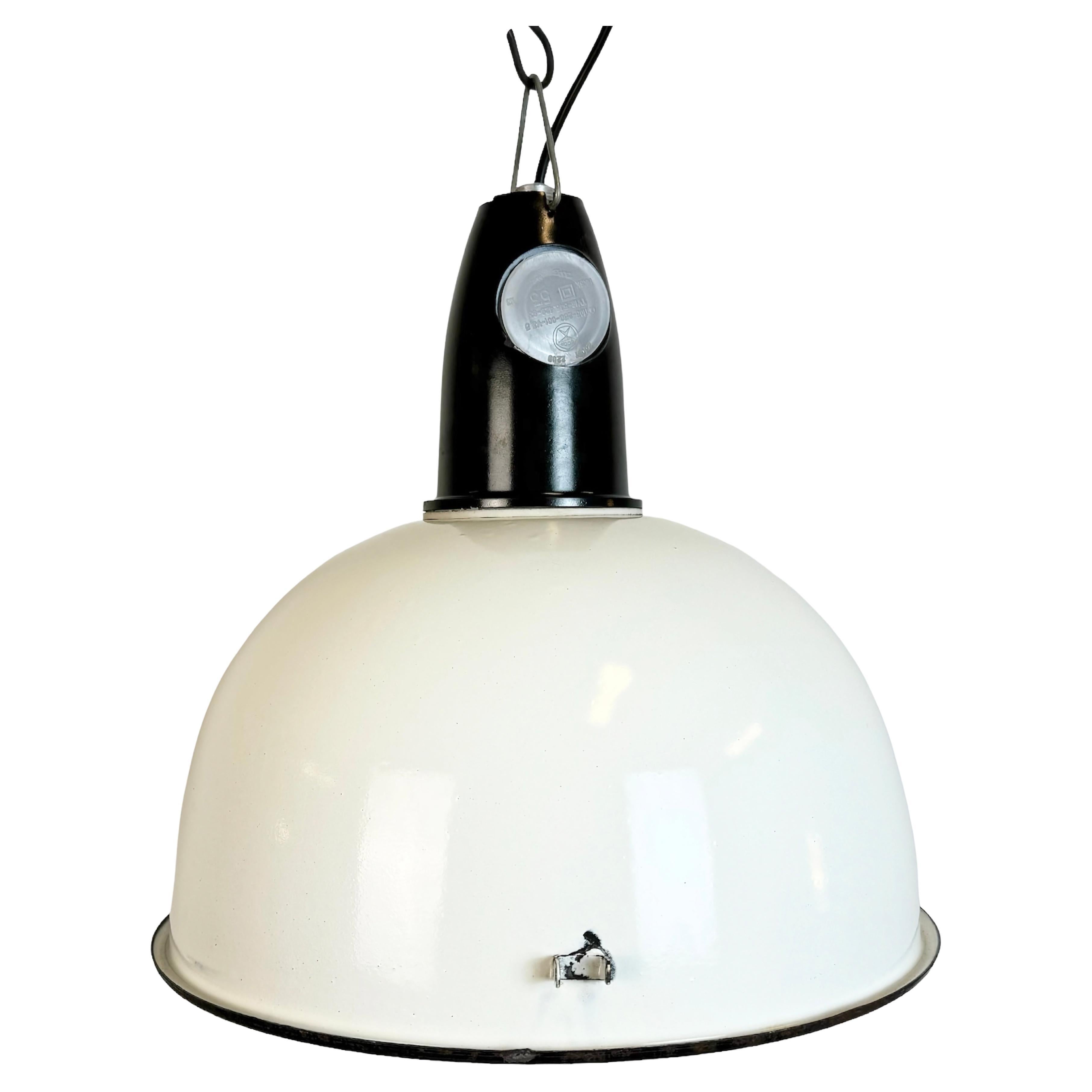 Lampe pendante industrielle soviétique en émail blanc, années 1960