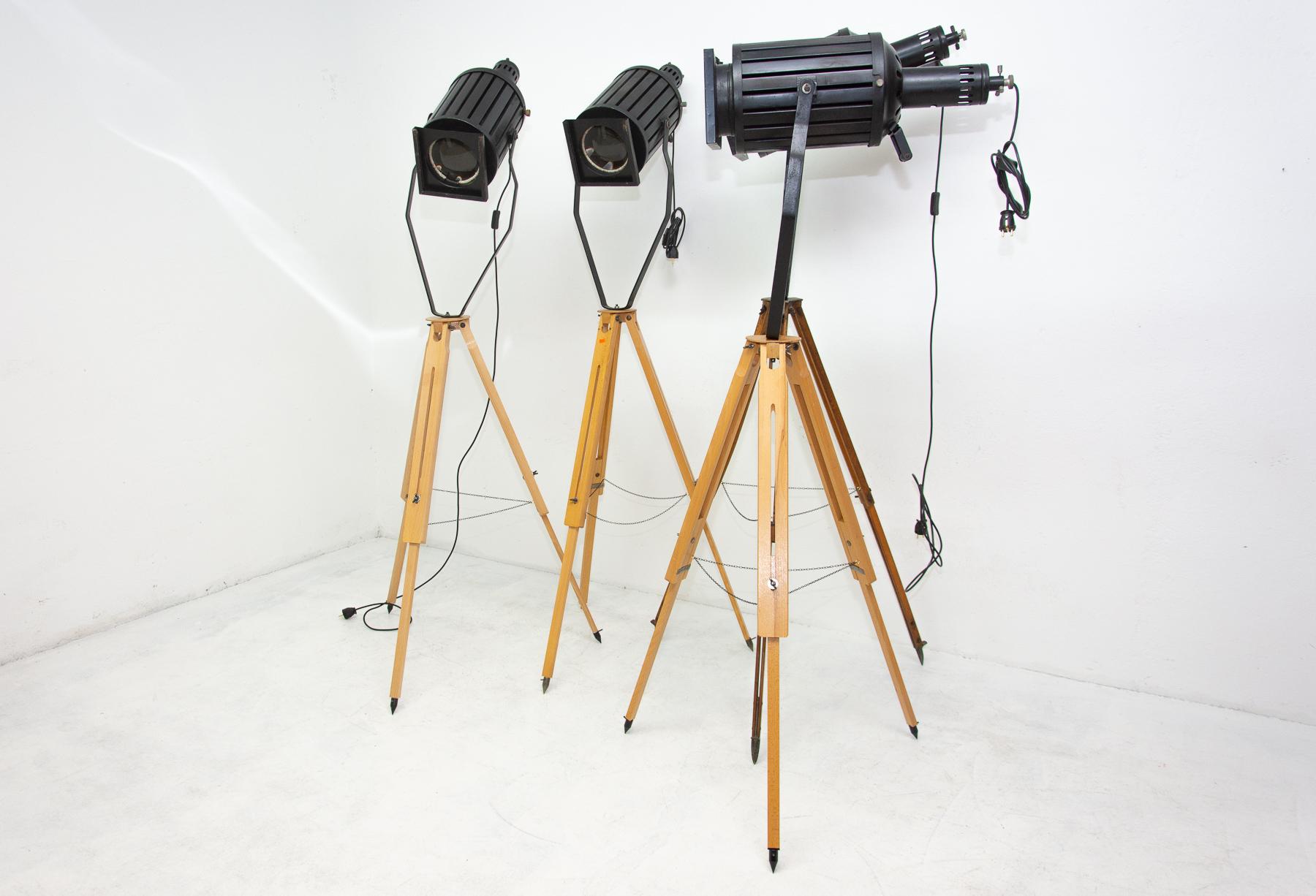 Set of vintage industrial spotlights on a wooden tripod. They were made in the former Czechoslovakia in the 1960s.
Adjustable height and angle. It features an original large rounded shade. Provides a high level of lighting. An outstanding and