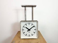 Reloj de techo industrial cuadrado de fábrica de doble cara de Pragotron, años 70
