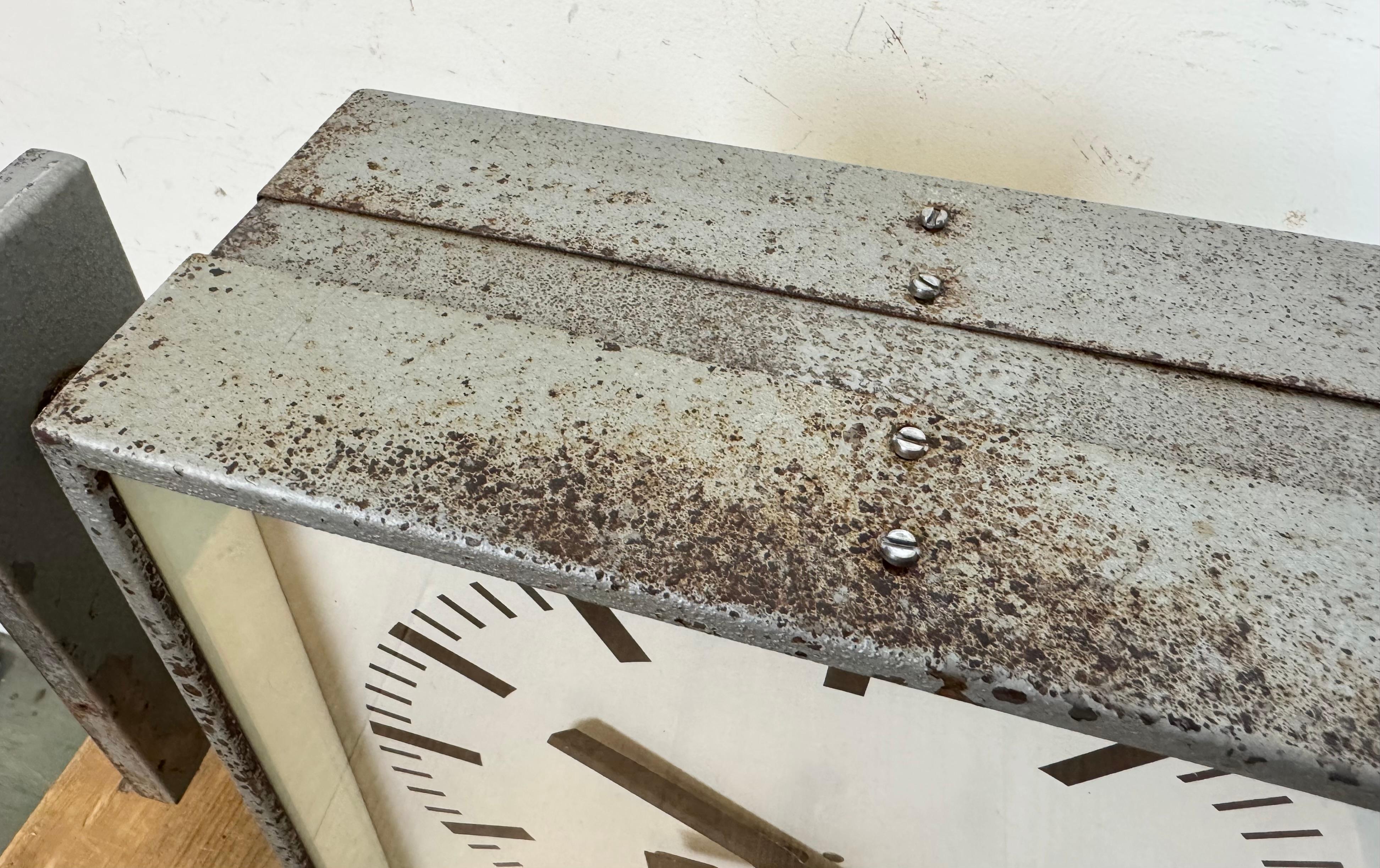 Industrielle quadratische doppelseitige Fabrik-Wanduhr aus Pragotron, Industrie, 1970er Jahre im Angebot 4